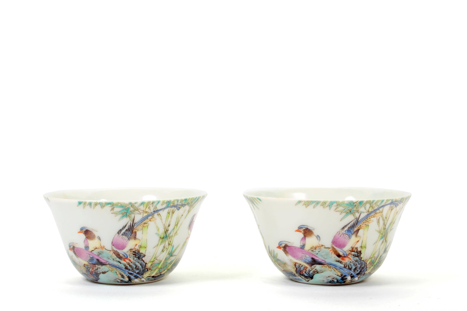 A PAIR OF ENAMELLED 'BAMBOO AND STONE'CUPS: A PAIR OF ENAMELLED 'BAMBOO AND STONE'CUPS D:7.5CM,H:3.8CM