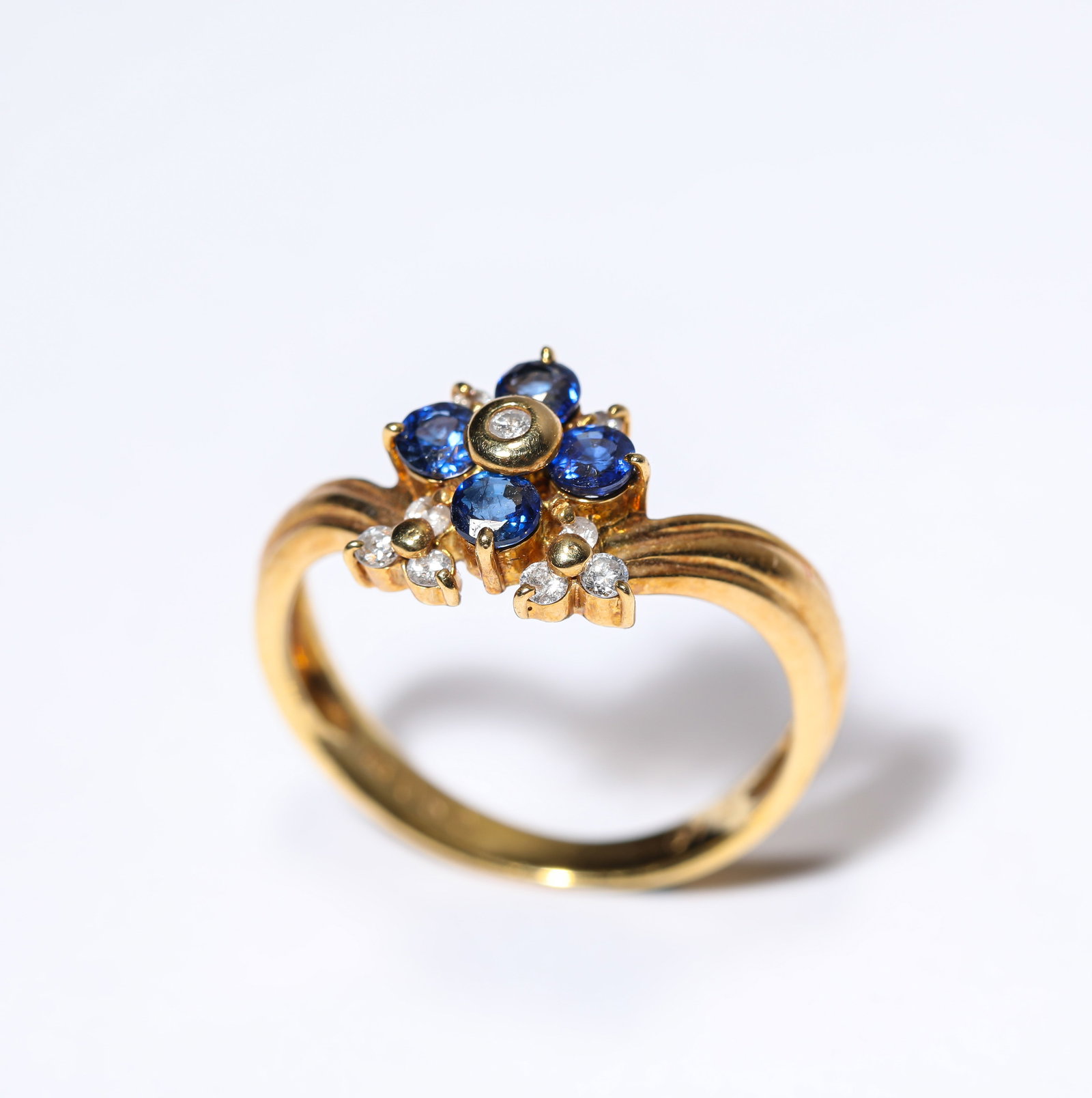 A Sapphire and Gold Ring: A Sapphire and Gold Ring (1.6cm,Weight 3g)