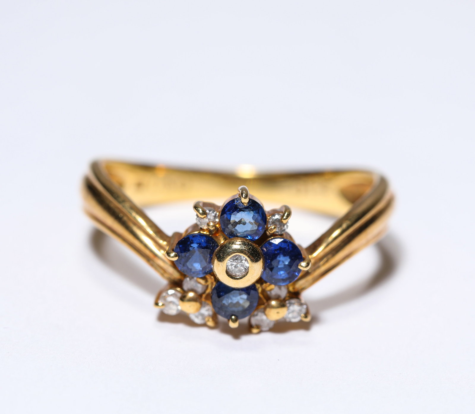 A Sapphire and Gold Ring - 2