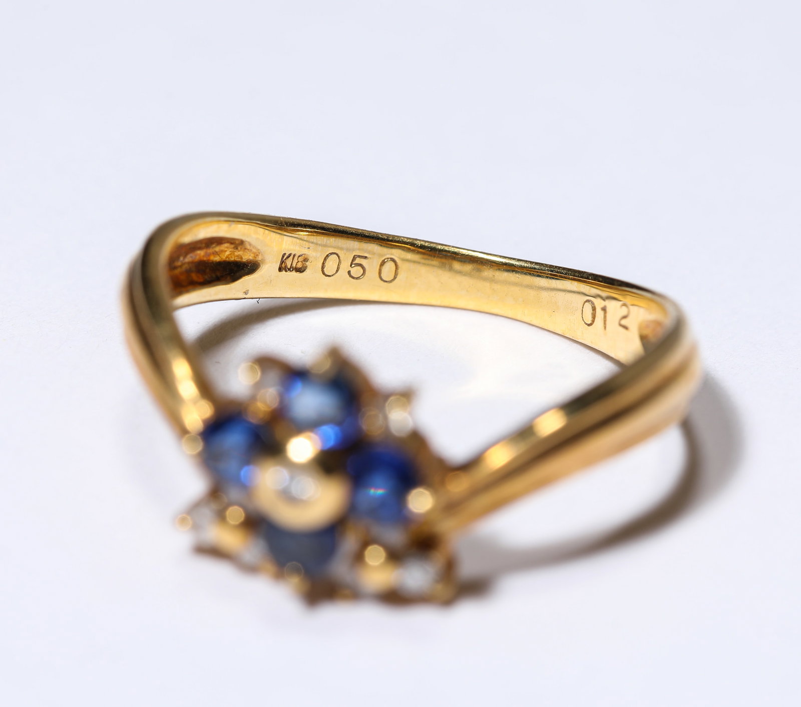 A Sapphire and Gold Ring - 3