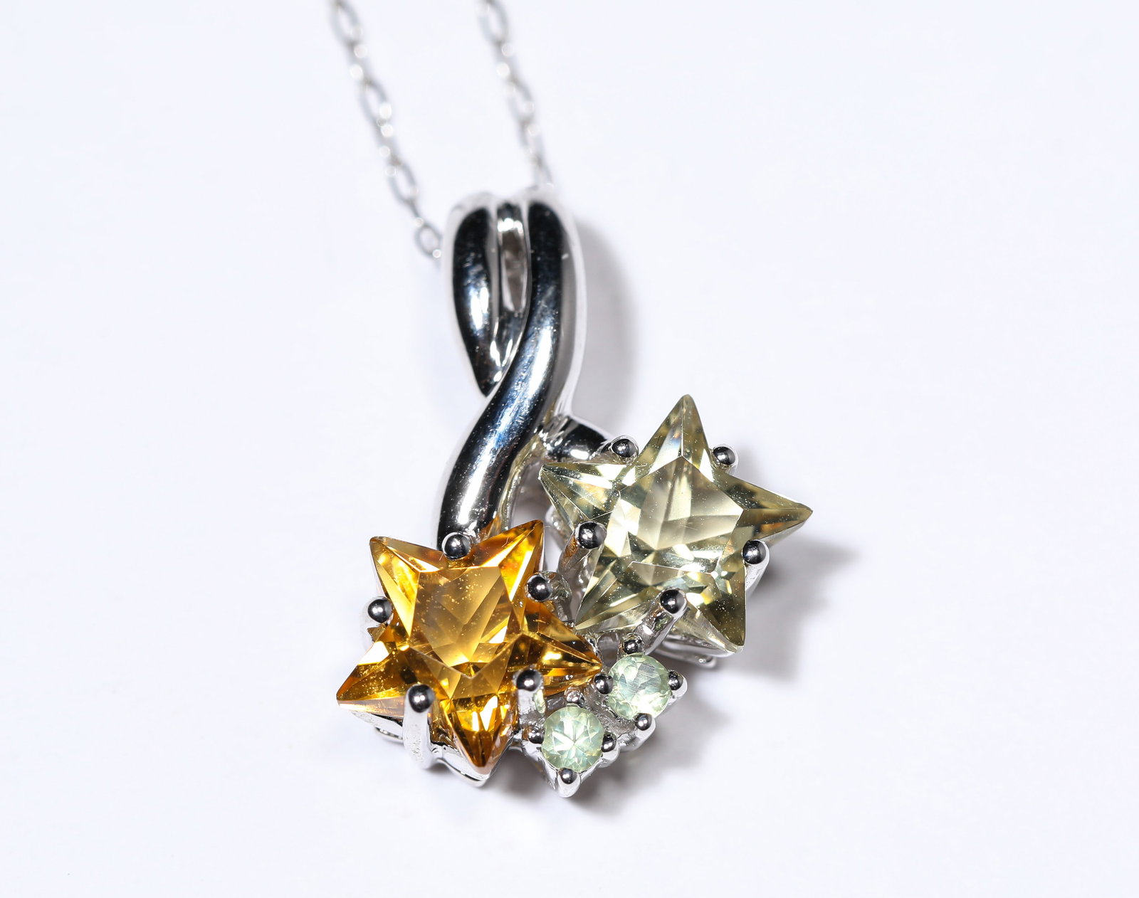 A Colored Gemstone Necklace: A Colored Gemstone Necklace (1.5 x 2cm,Weight 3g)