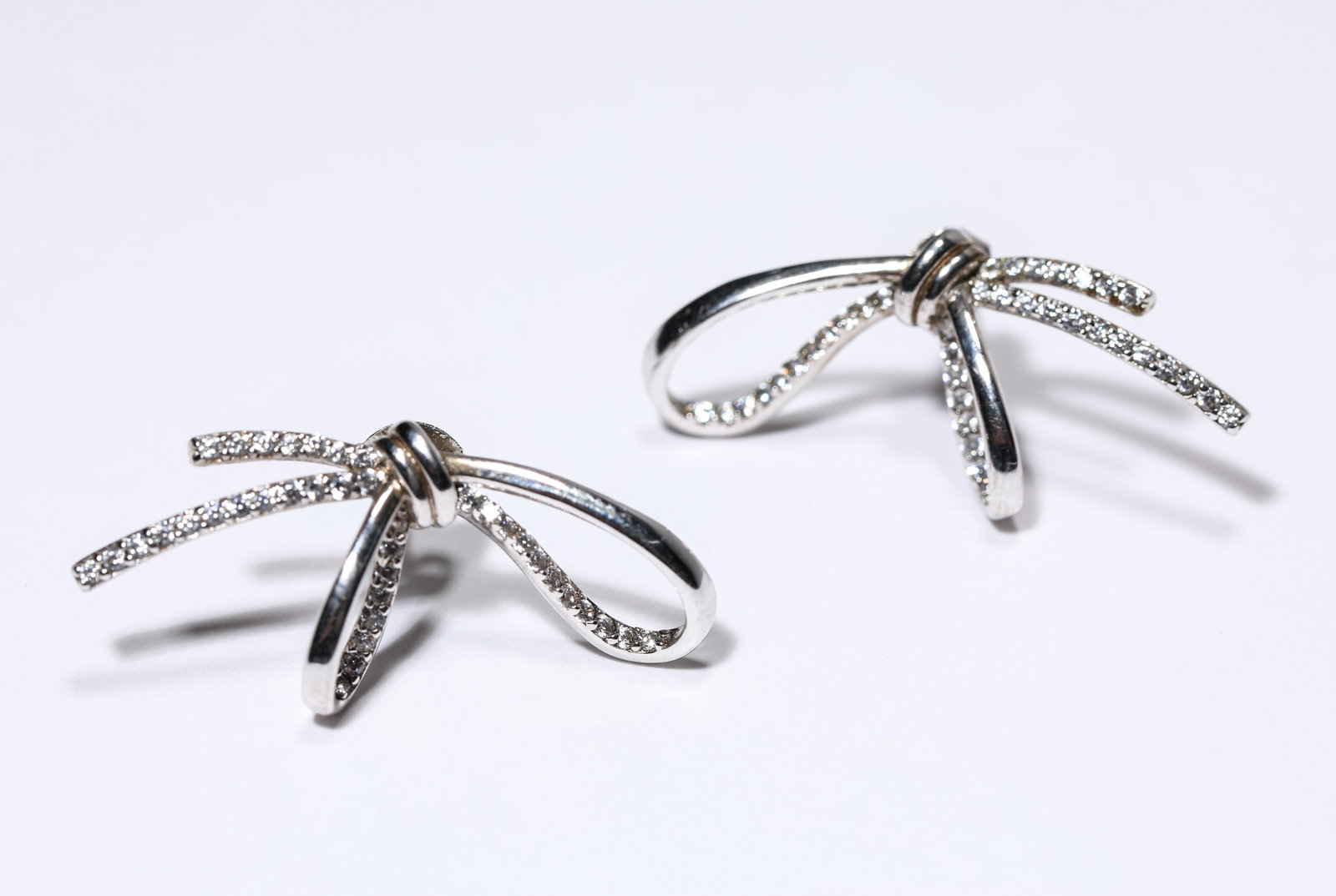 A Pair of Silver Earrings: A Pair of Silver Earrings (3.1 x 2.5cm,Weight 4g)