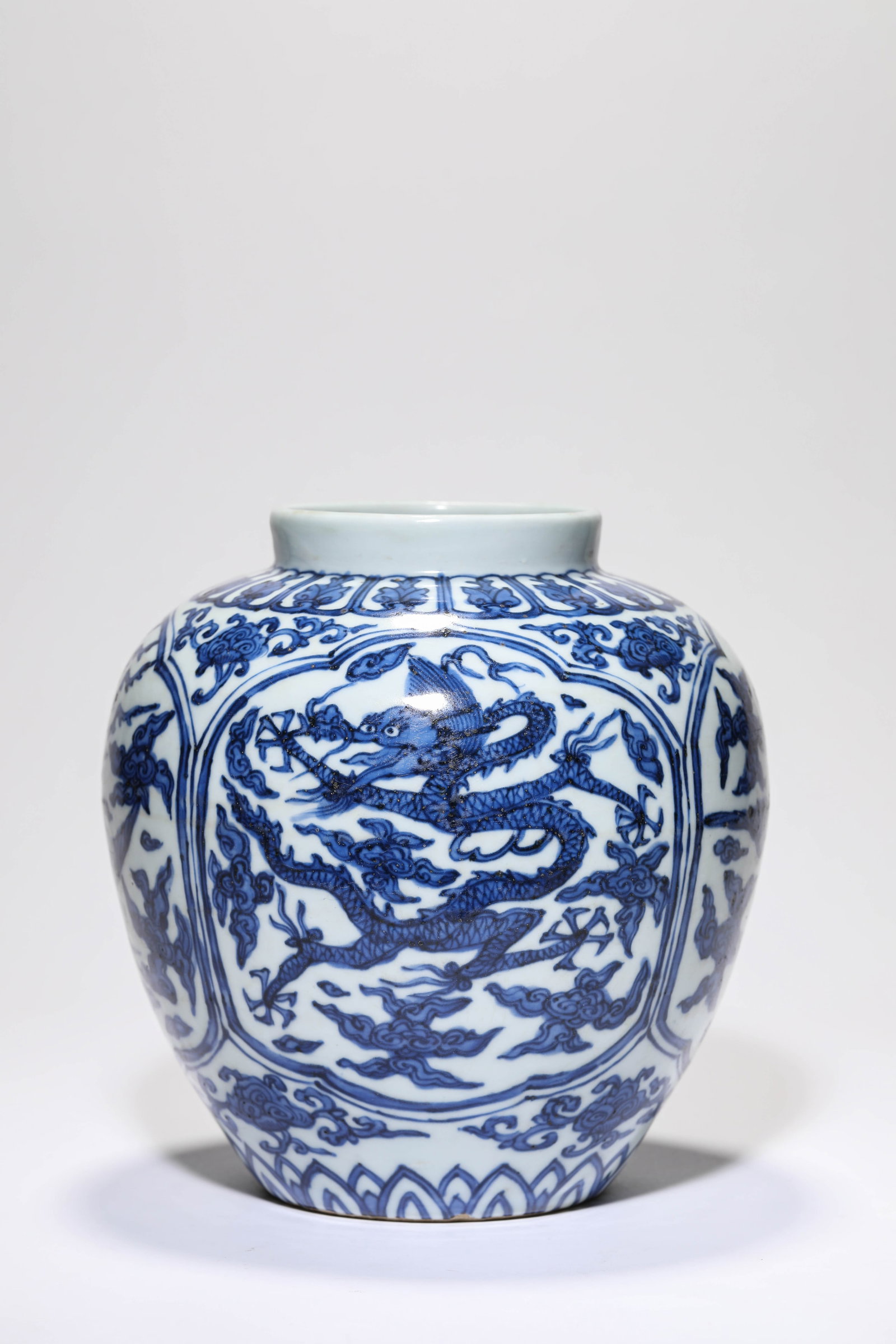 A Blue and White 'Dragon and Phoenix Reserves' Jar: A Blue and White 'Dragon and Phoenix Reserves' Jar (21 x 22.2cm)