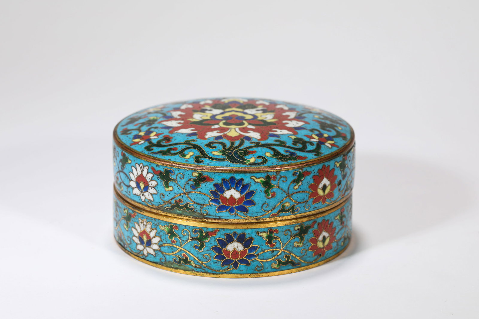 A Cloisonné Enamel 'Interlocking Lotus' Covered Box - 4