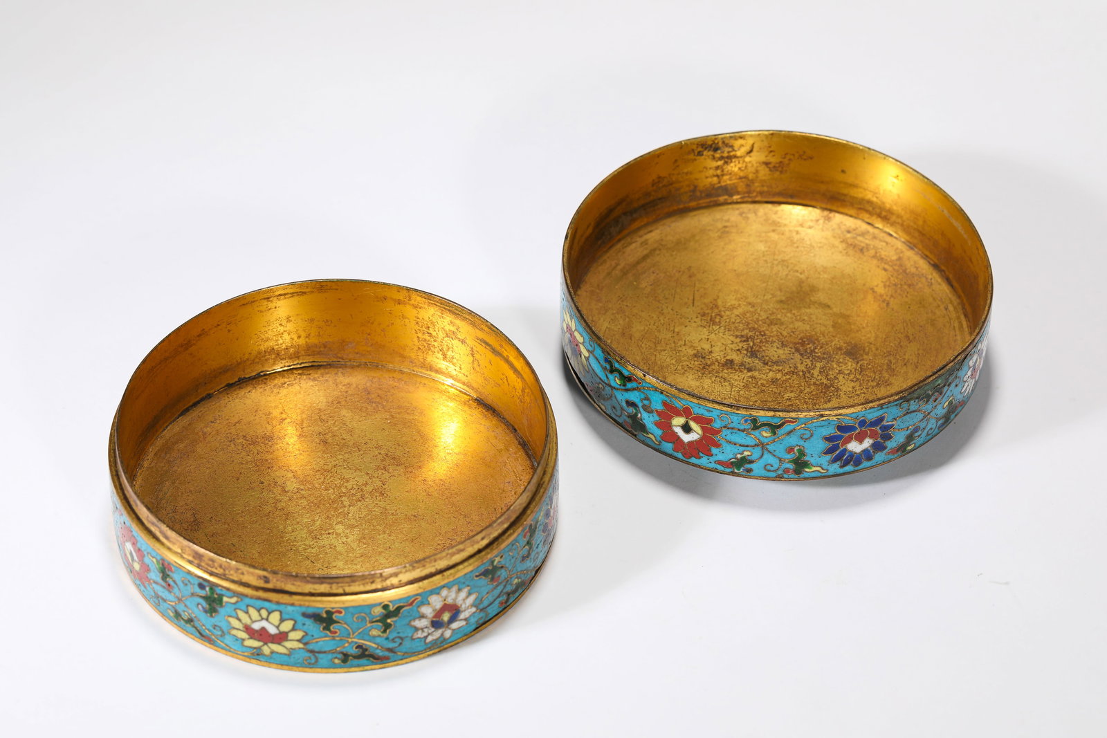 A Cloisonné Enamel 'Interlocking Lotus' Covered Box - 5