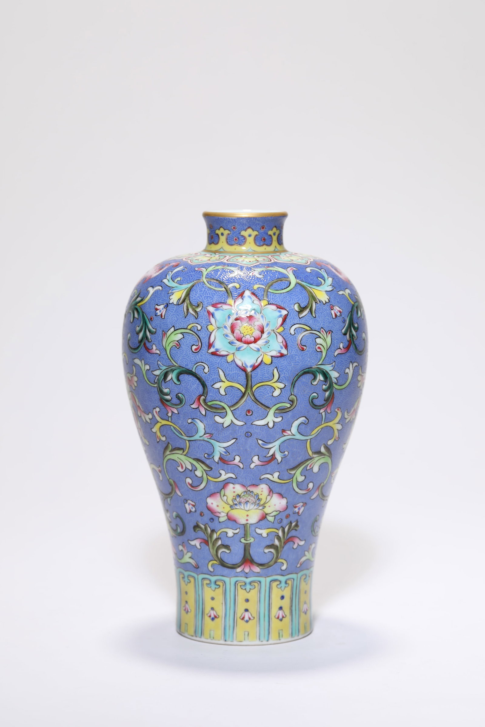 A Yangcai 'Interlocking Lotus' Meiping - 2