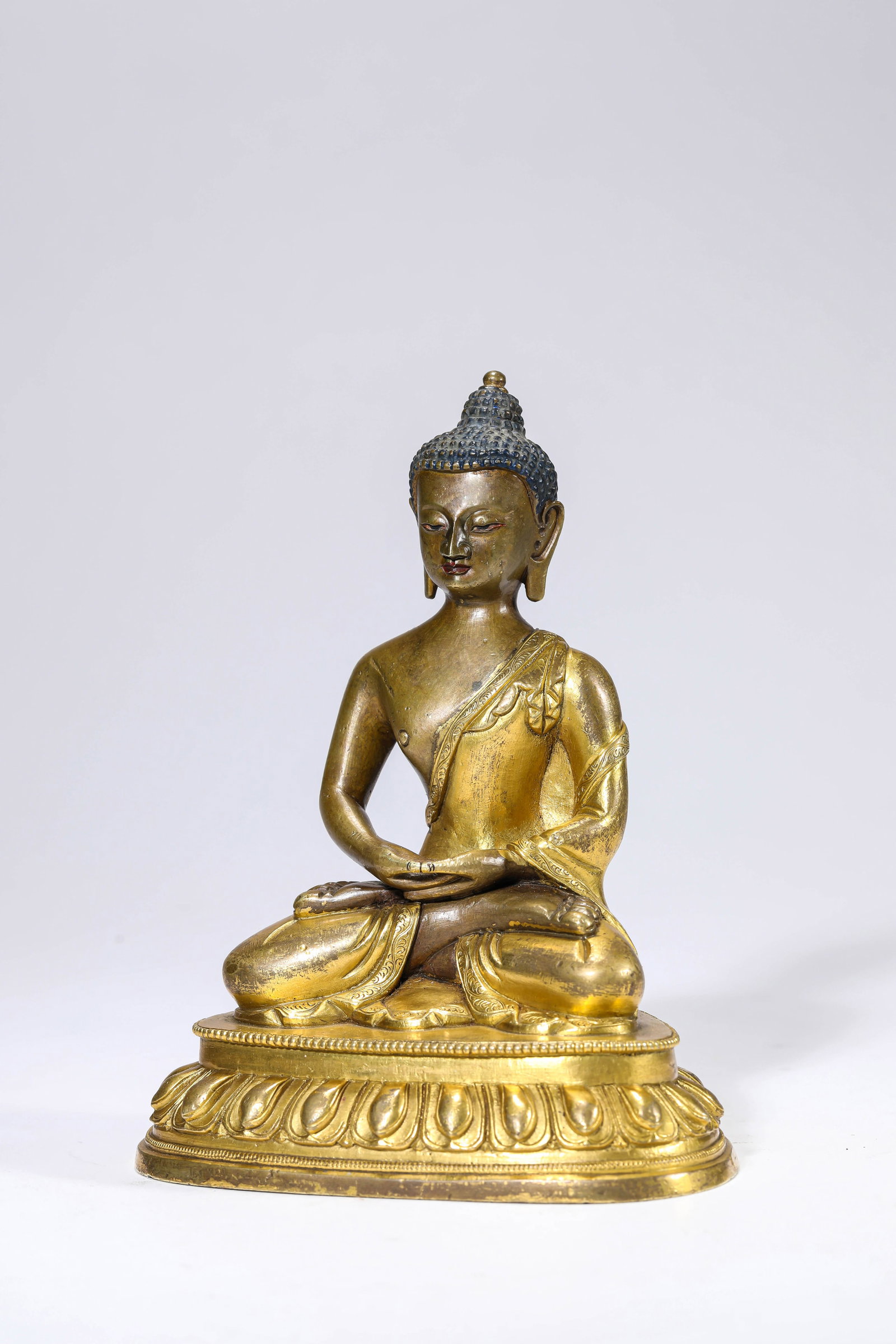A Gilt-Bronze Figure of Shakyamuni: A Gilt-Bronze Figure of Shakyamuni (11.7 x 8.6 x 14.8cm,Weight 996g)