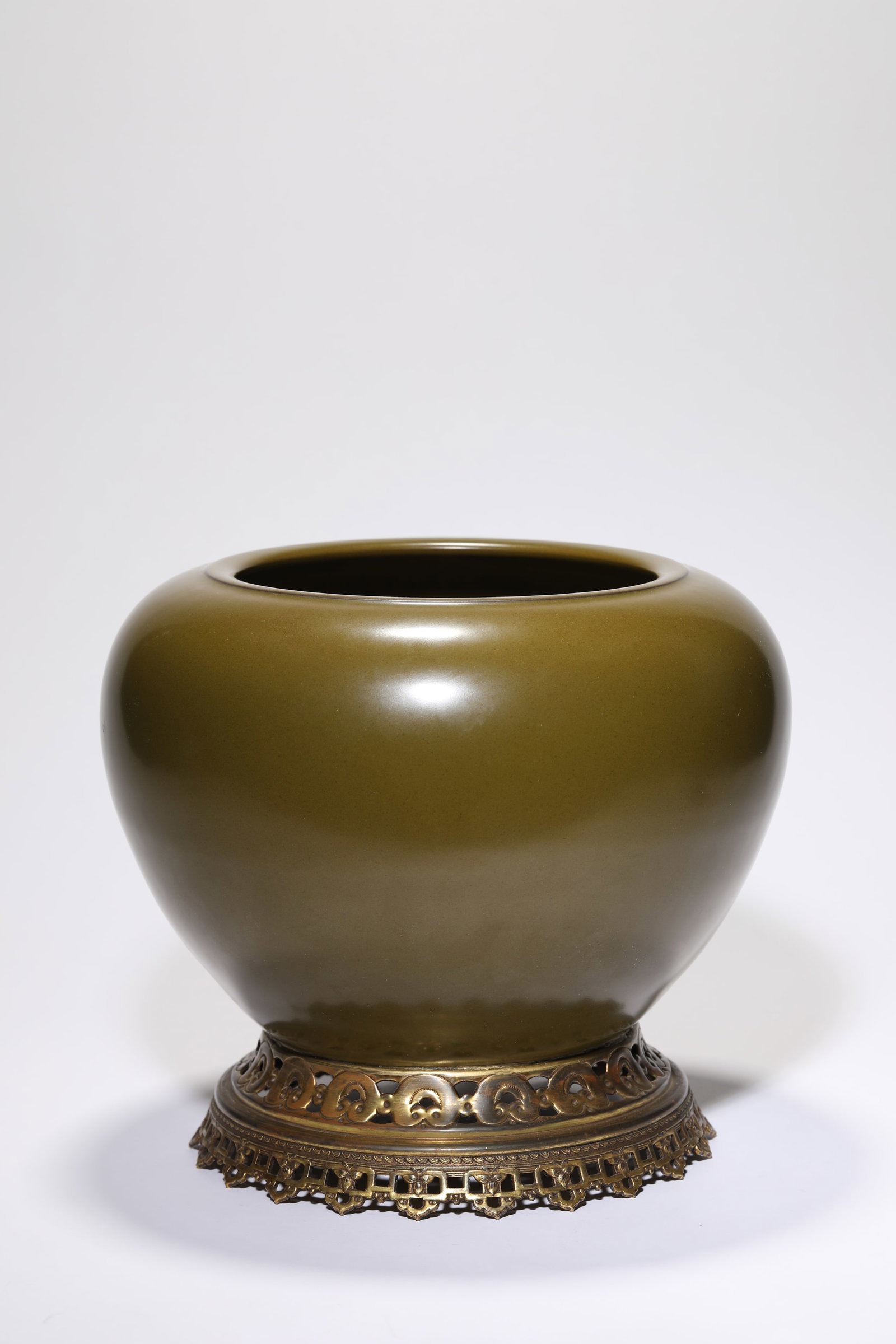 A Tea-Dust-Glazed Jar: A Tea-Dust-Glazed Jar (27.5 x 23.1cm)