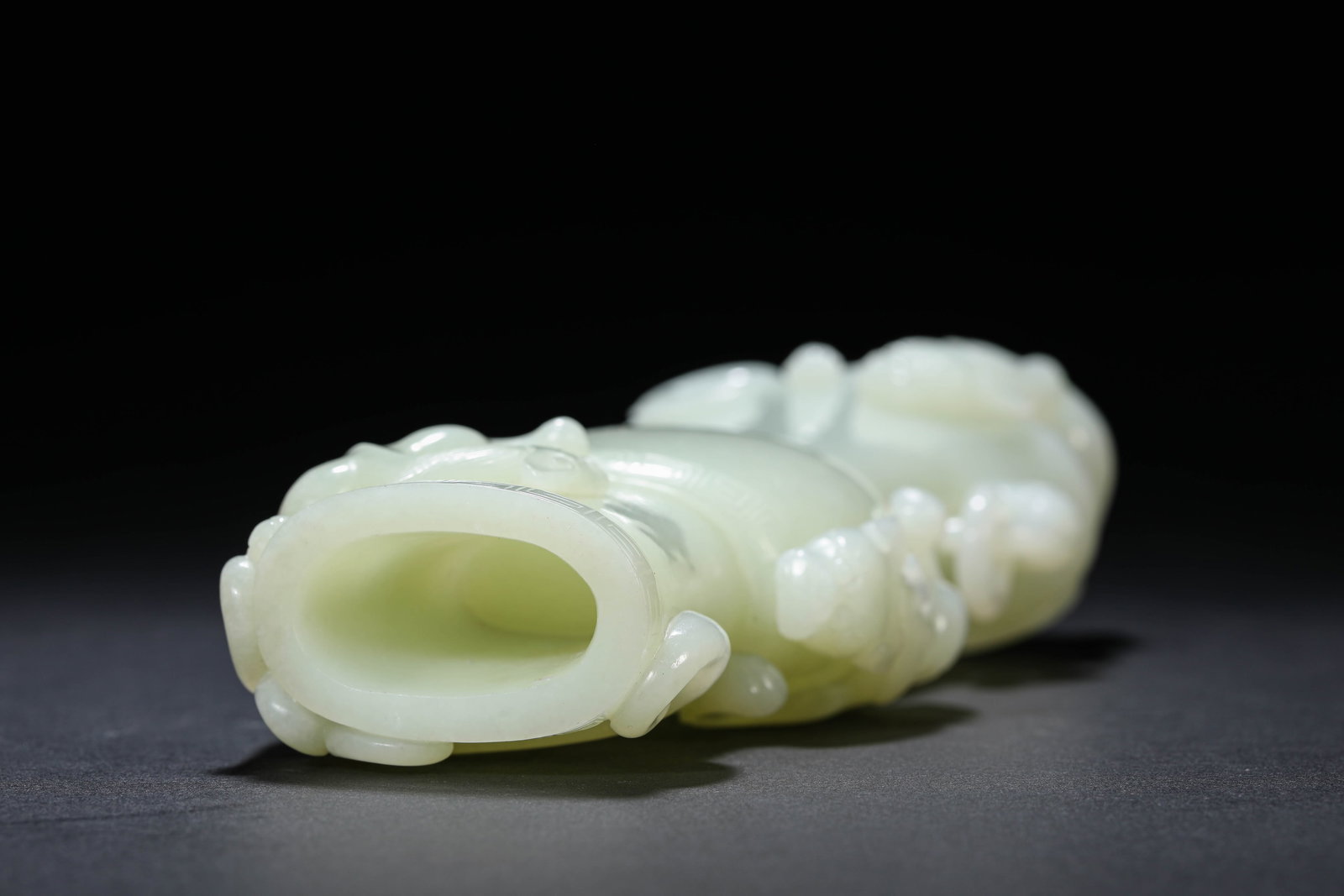 A Jade 'Chi-Dragon' Vase - 4