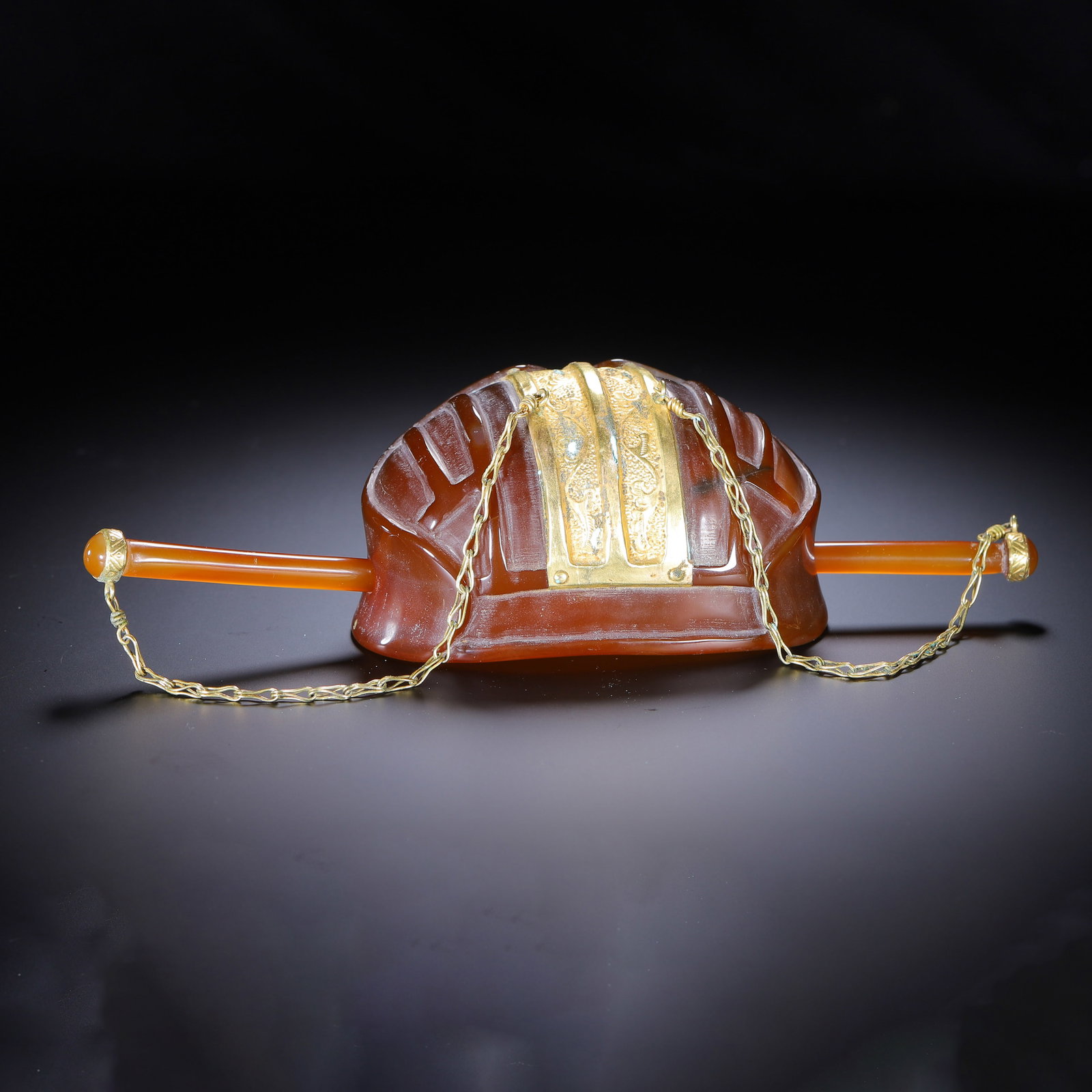 A Chinese Agate and Gilt Gold Hair Ornament: A Chinese Agate and Gilt Gold Hair Ornament (18 x 6 x 6cm,Weight 230g)