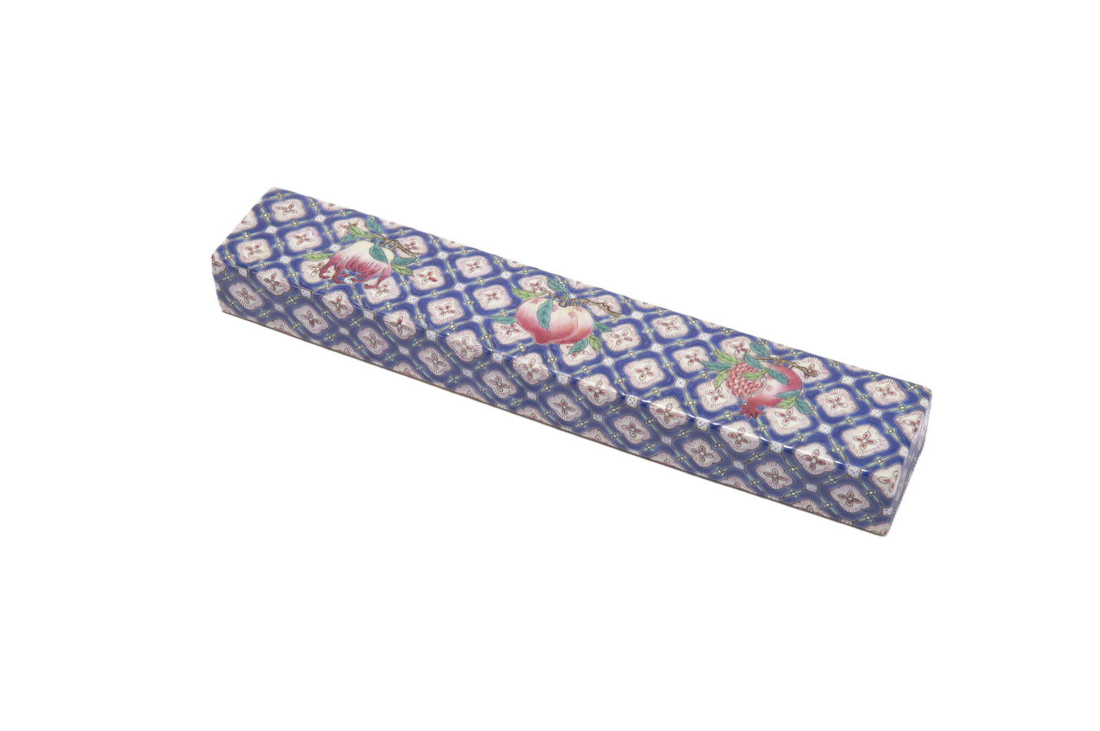 A FAMILLE ROSE PORCELAIN PAPER WEIGHT: A FAMILLE ROSE PORCELAIN PAPER WEIGHT (12.7 x 4.1 x 2.5cm,Weight 280g)