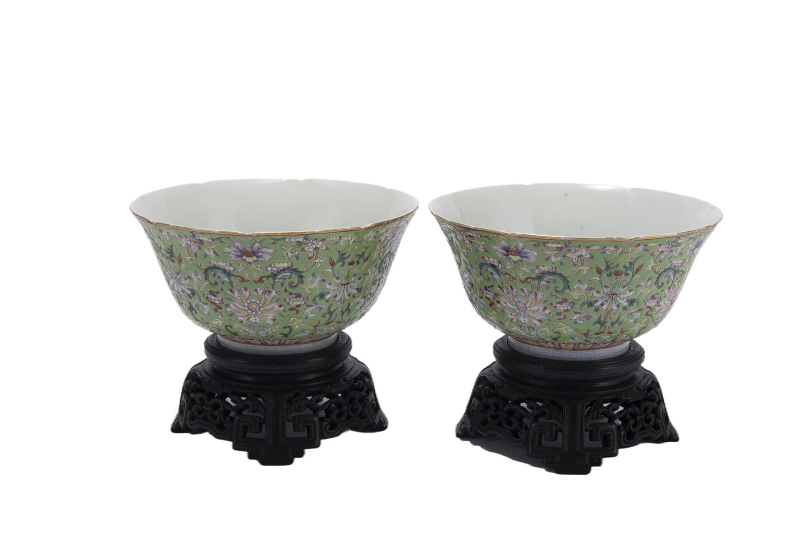 PAIR OF FAMILLE ROSE FLOWERS PORCELAIN BOWLS: PAIR OF FAMILLE ROSE FLOWERS PORCELAIN BOWLS (16 x 7.5cm)
