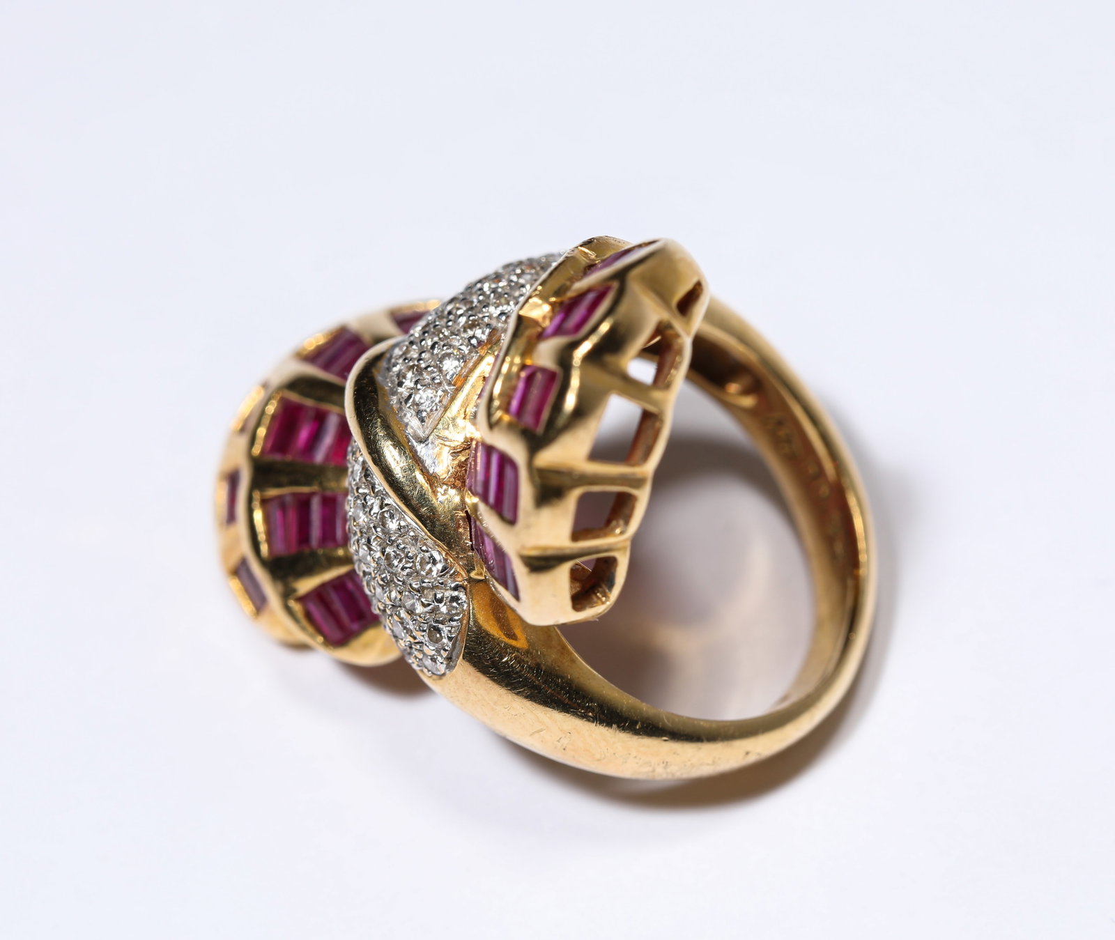 A RUBY AND DIAMOND-SET GOLD RING - 2