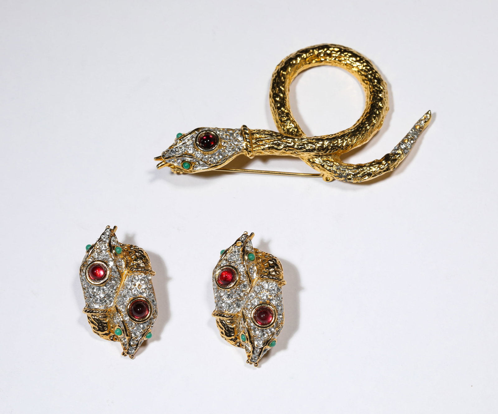 A GROUP OF GILT-BRONZE AND GEM-SET BROOCH AND EARRINGS: A GROUP OF GILT-BRONZE AND GEM-SET BROOCH AND EARRINGS Description: Dimensions: Weight: 56 g. Width: 8.8 cm x Height: 5 cm.Width: 2.3 cm x Height: 4 cm. All measurements are approximate.