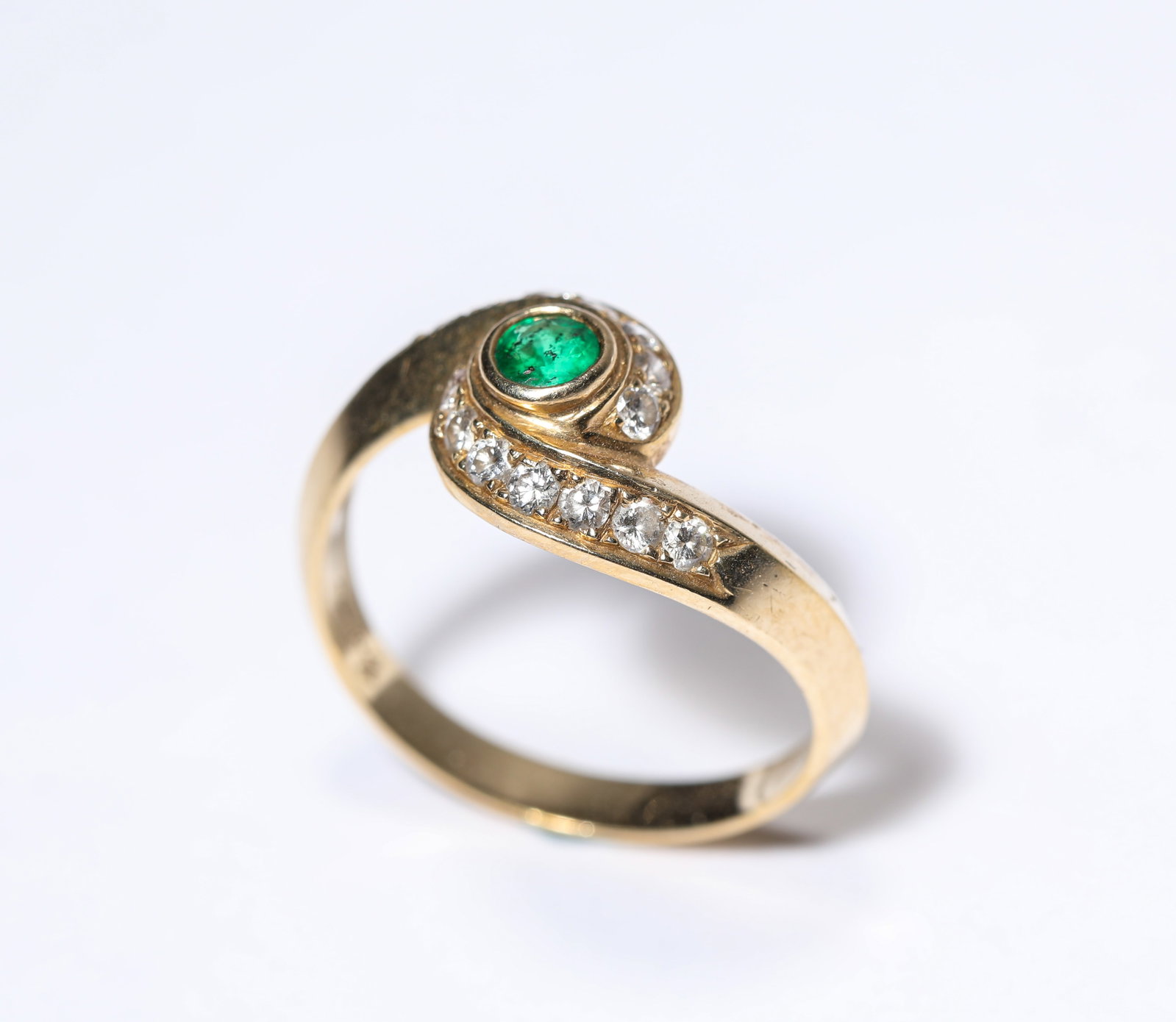 AN EMERALD AND GOLD RING - 2