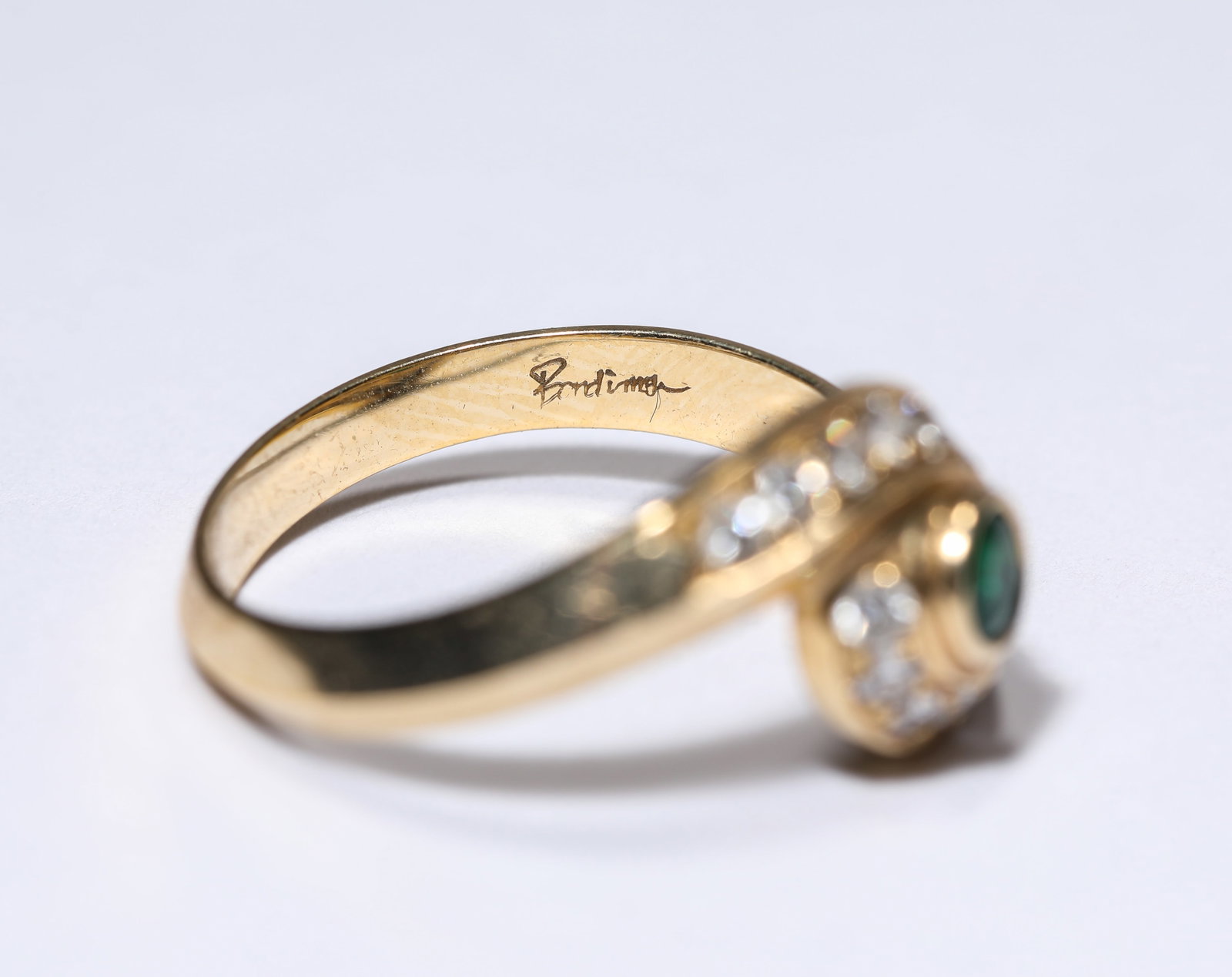 AN EMERALD AND GOLD RING - 3