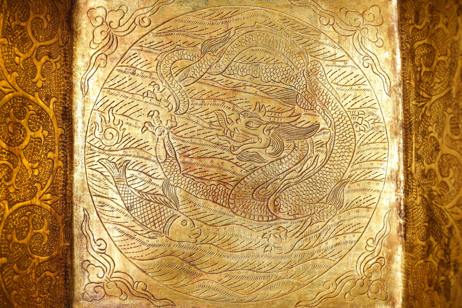 A GOLD ‘DRAGON’ DISH - 4
