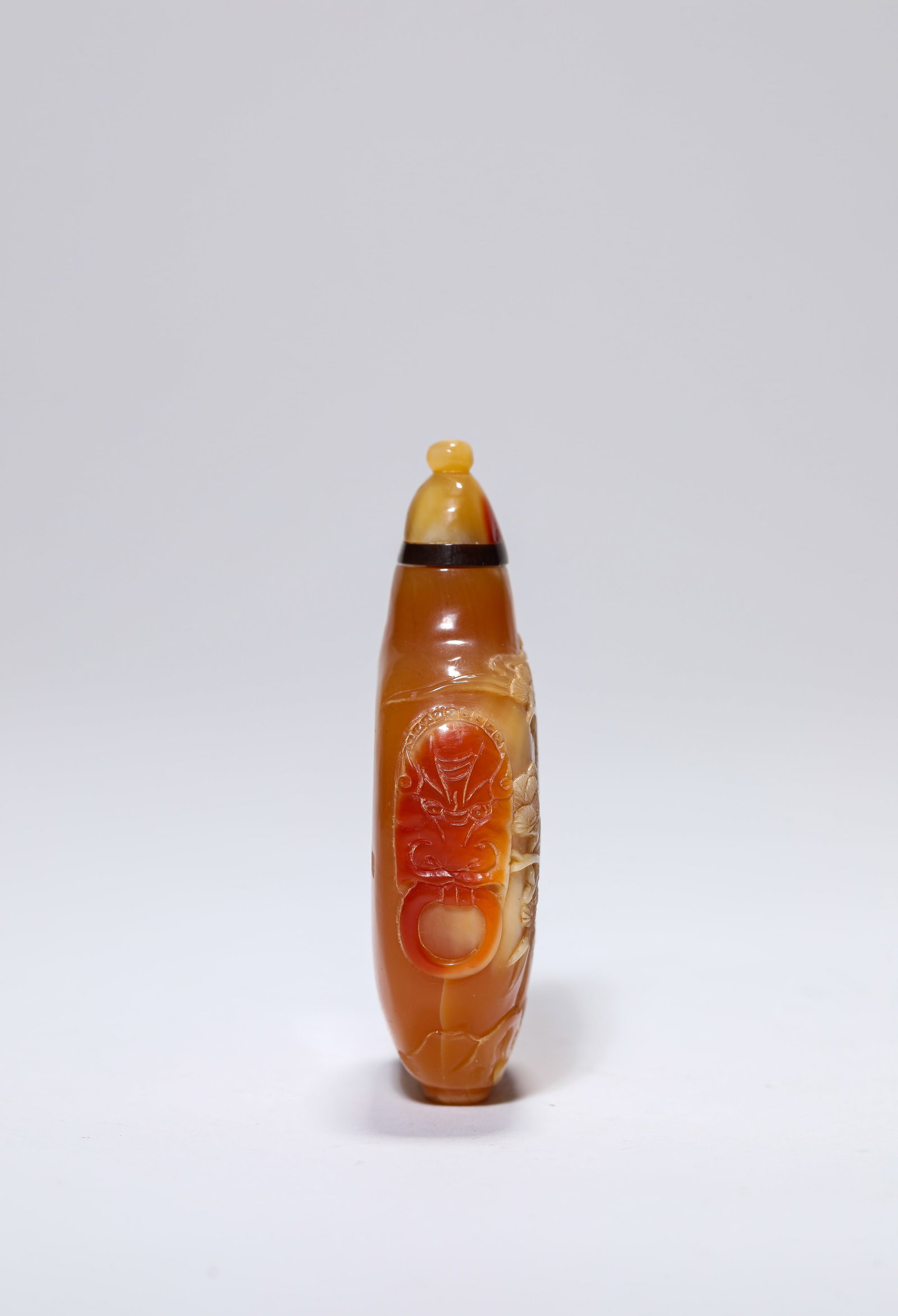 A BONE ‘CARVED SCHOLARS UNDER A PINE TREE’ SNUFF BOTTLE - 2