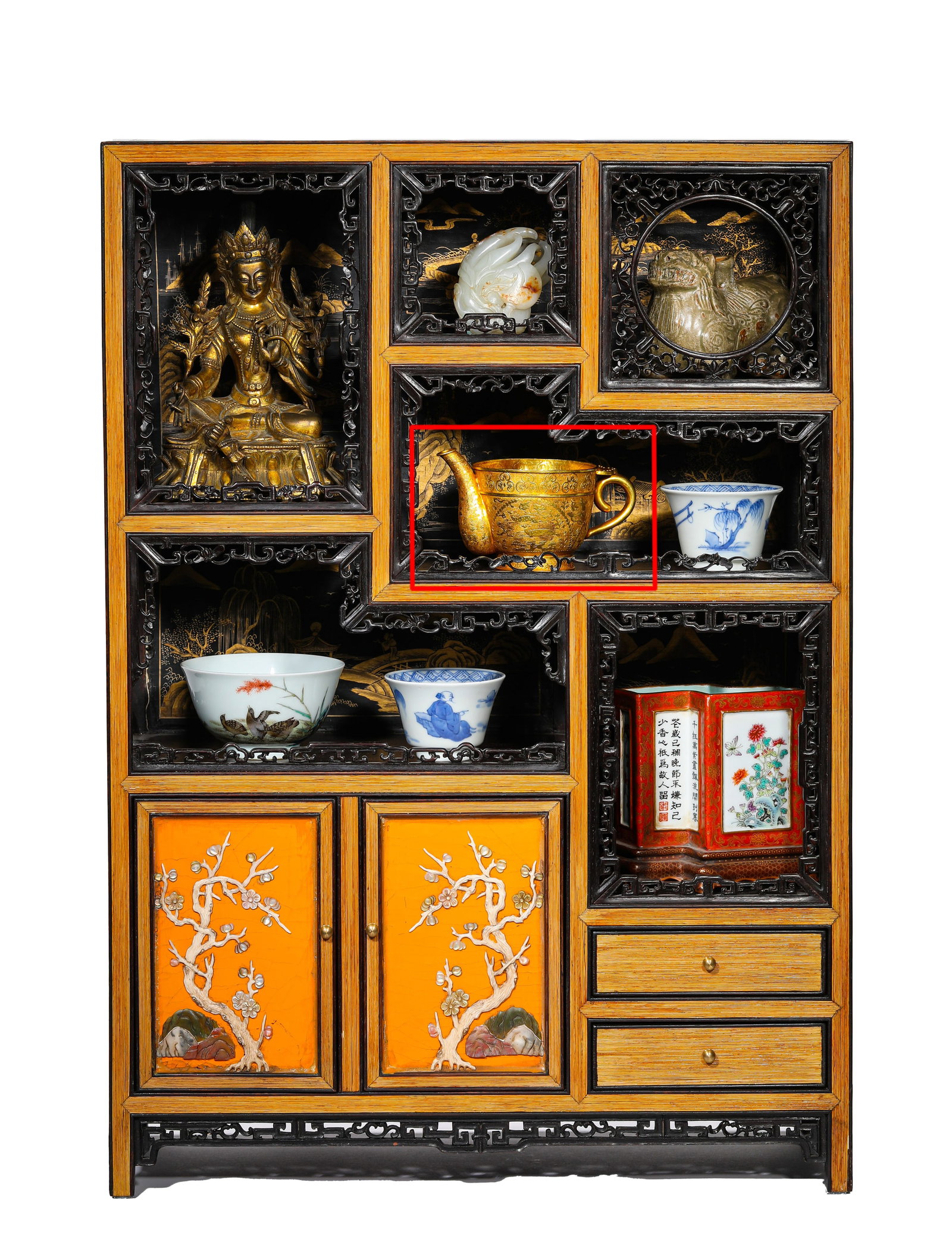 A GOLD 'NARRATIVE SCENE' CUP: A GOLD 'NARRATIVE SCENE' CUP Description: Dimensions: Weight: 146 g. Length: 11.2 cm x Width: 6.9 cm x Height: 6.7 cm. All measurements are approximate.