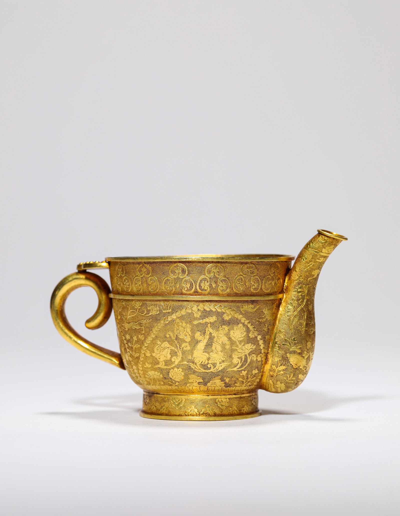 A GOLD 'NARRATIVE SCENE' CUP - 3