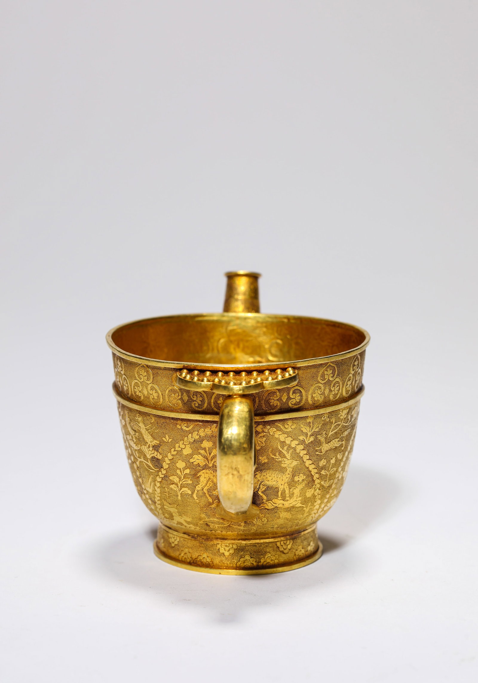 A GOLD 'NARRATIVE SCENE' CUP - 5