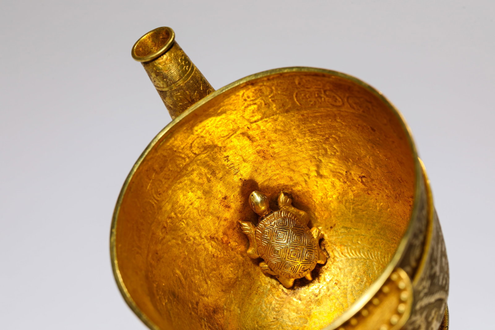 A GOLD 'NARRATIVE SCENE' CUP - 6