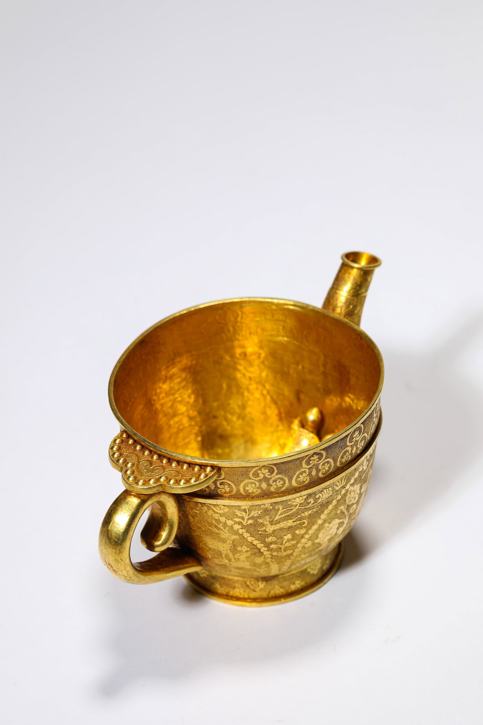 A GOLD 'NARRATIVE SCENE' CUP - 7