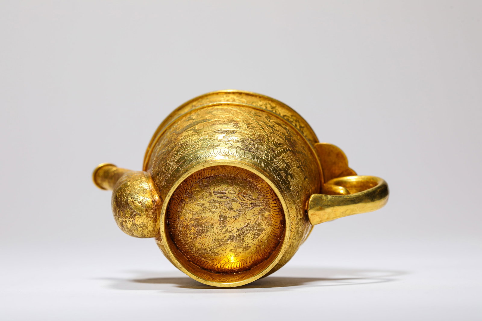A GOLD 'NARRATIVE SCENE' CUP - 8