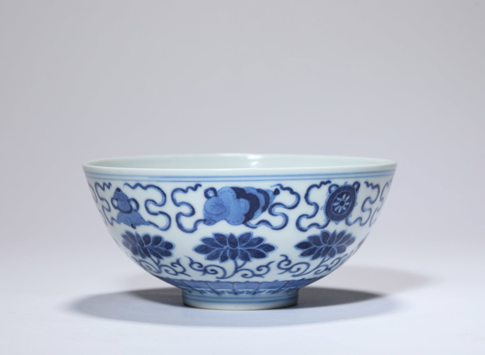 A BLUE AND WHITE ‘EIGHT BUDDHIST EMBLEMS’ BOWL: A BLUE AND WHITE ‘EIGHT BUDDHIST EMBLEMS’ BOWL Description: Dimensions: Width: 14.2 cm x Height: 6.5 cm. All measurements are approximate.
