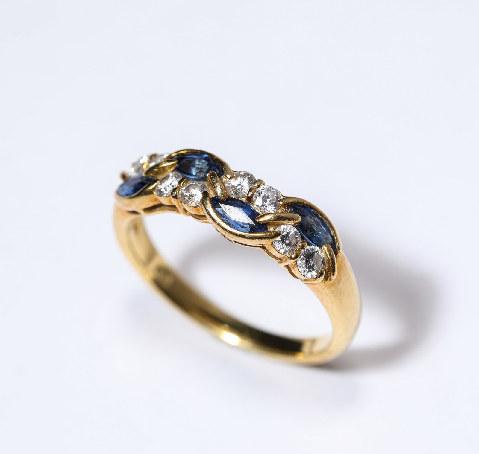 A SAPPHIRE AND GOLD RING: A SAPPHIRE AND GOLD RING Description: Dimensions: Weight: 4 g. Width: 1.8 cm. All measurements are approximate.