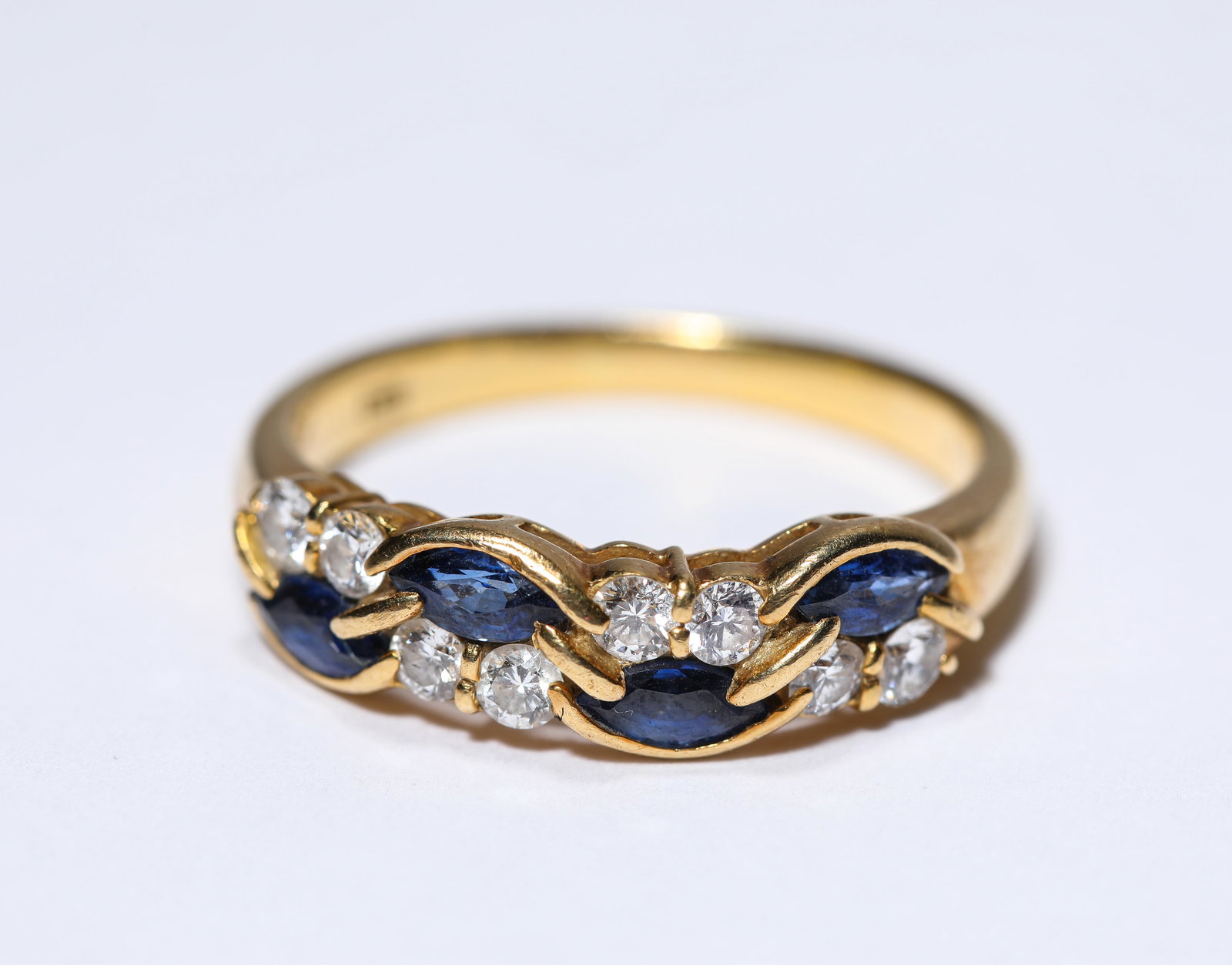 A SAPPHIRE AND GOLD RING - 2