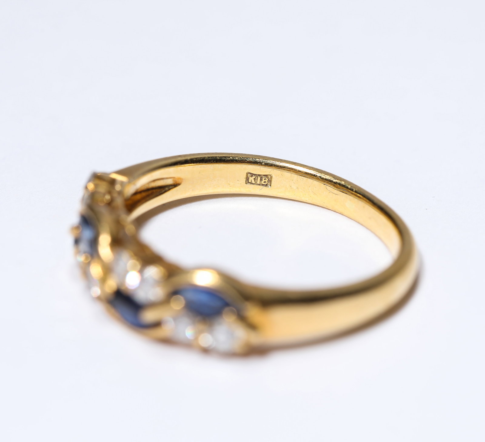 A SAPPHIRE AND GOLD RING - 3