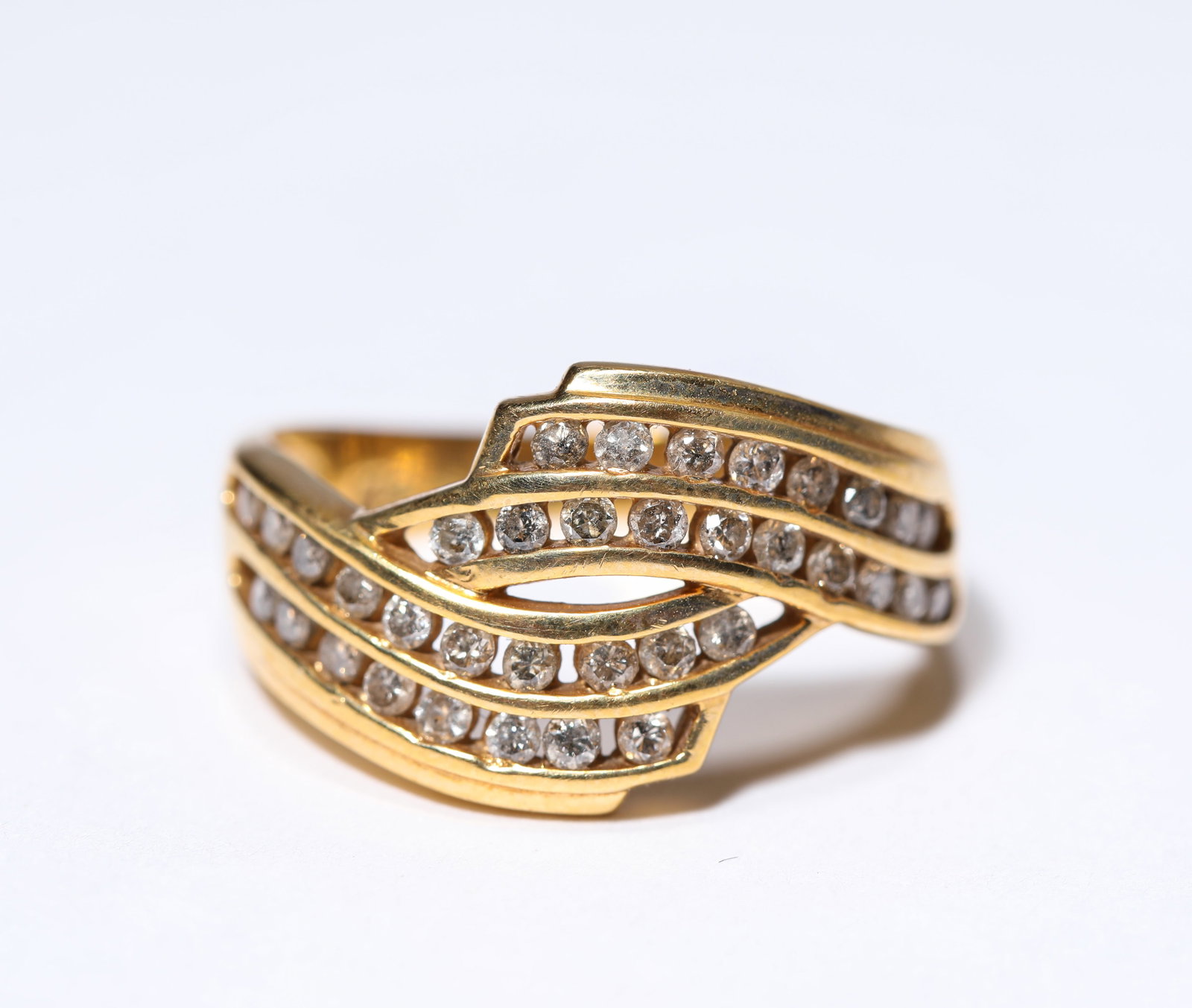 A DIAMOND AND GOLD RING: A DIAMOND AND GOLD RING Description: Dimensions: Weight: 4 g. Width: 1.6 cm. All measurements are approximate.