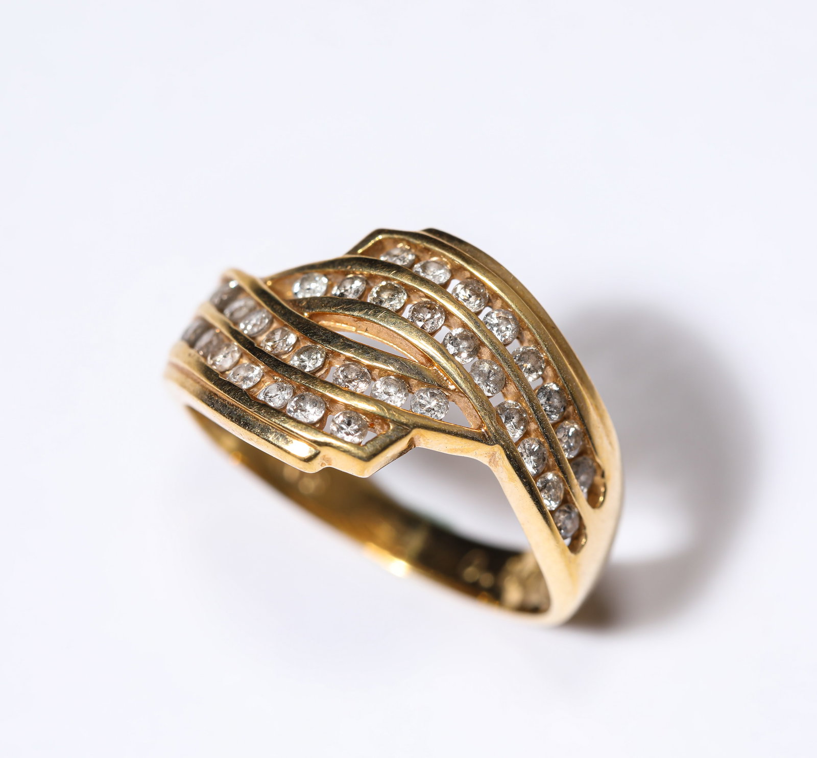 A DIAMOND AND GOLD RING - 2