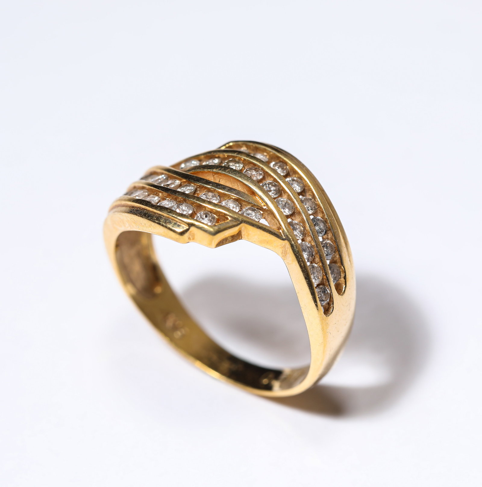 A DIAMOND AND GOLD RING - 3