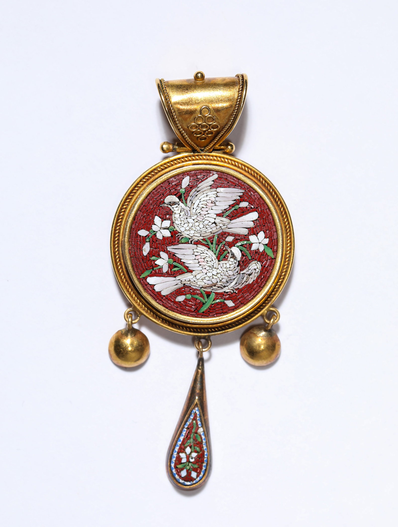 A GOLD ‘FLOWERS AND BIRDS’ PENDANT: A GOLD ‘FLOWERS AND BIRDS’ PENDANT Description: Dimensions: Weight: 14 g. Width: 2.7 cm x Height: 6 cm. All measurements are approximate.