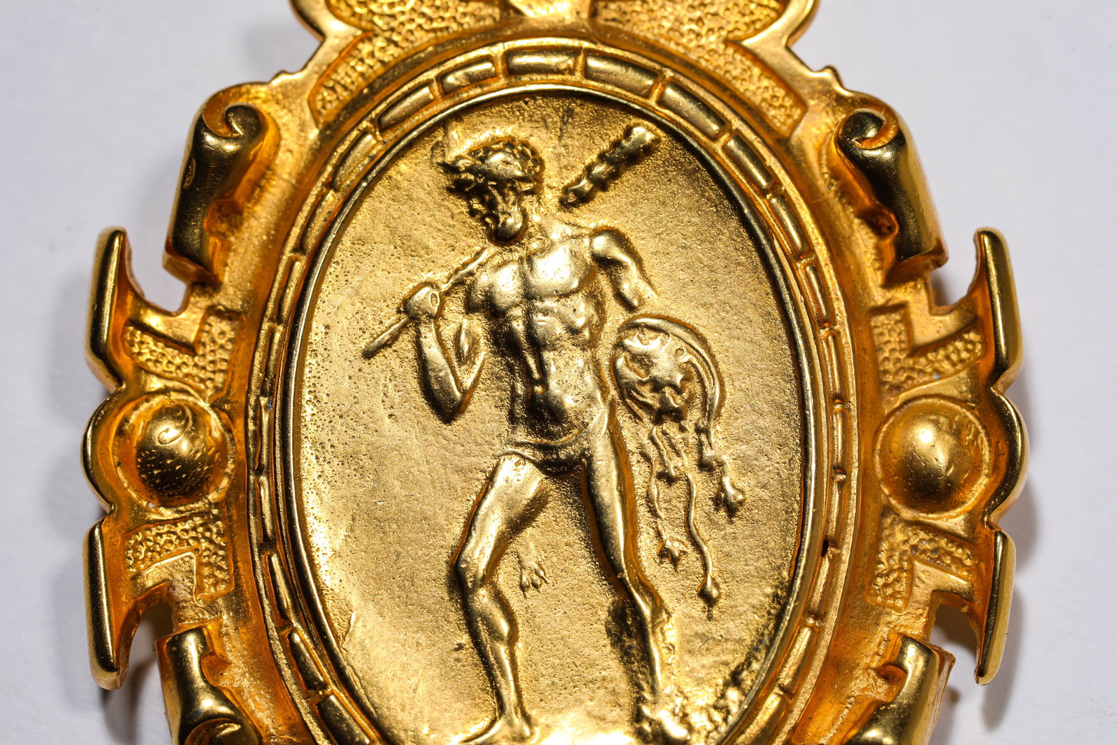 A ‘FIGURAL’ BROOCH - 2