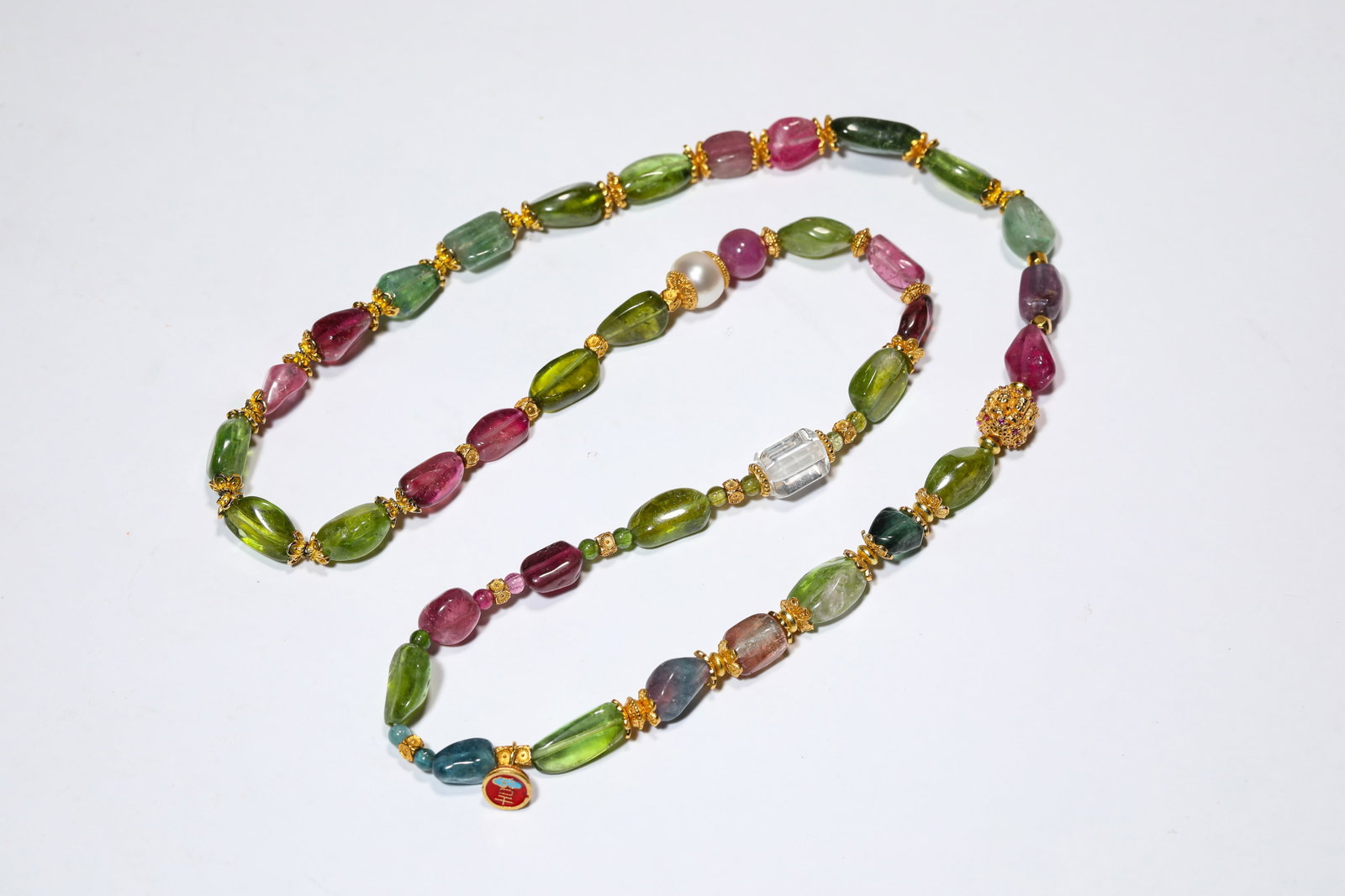 A TOURMALINE NECKLACE: A TOURMALINE NECKLACE Description: Dimensions: Length: 28 cm. All measurements are approximate.