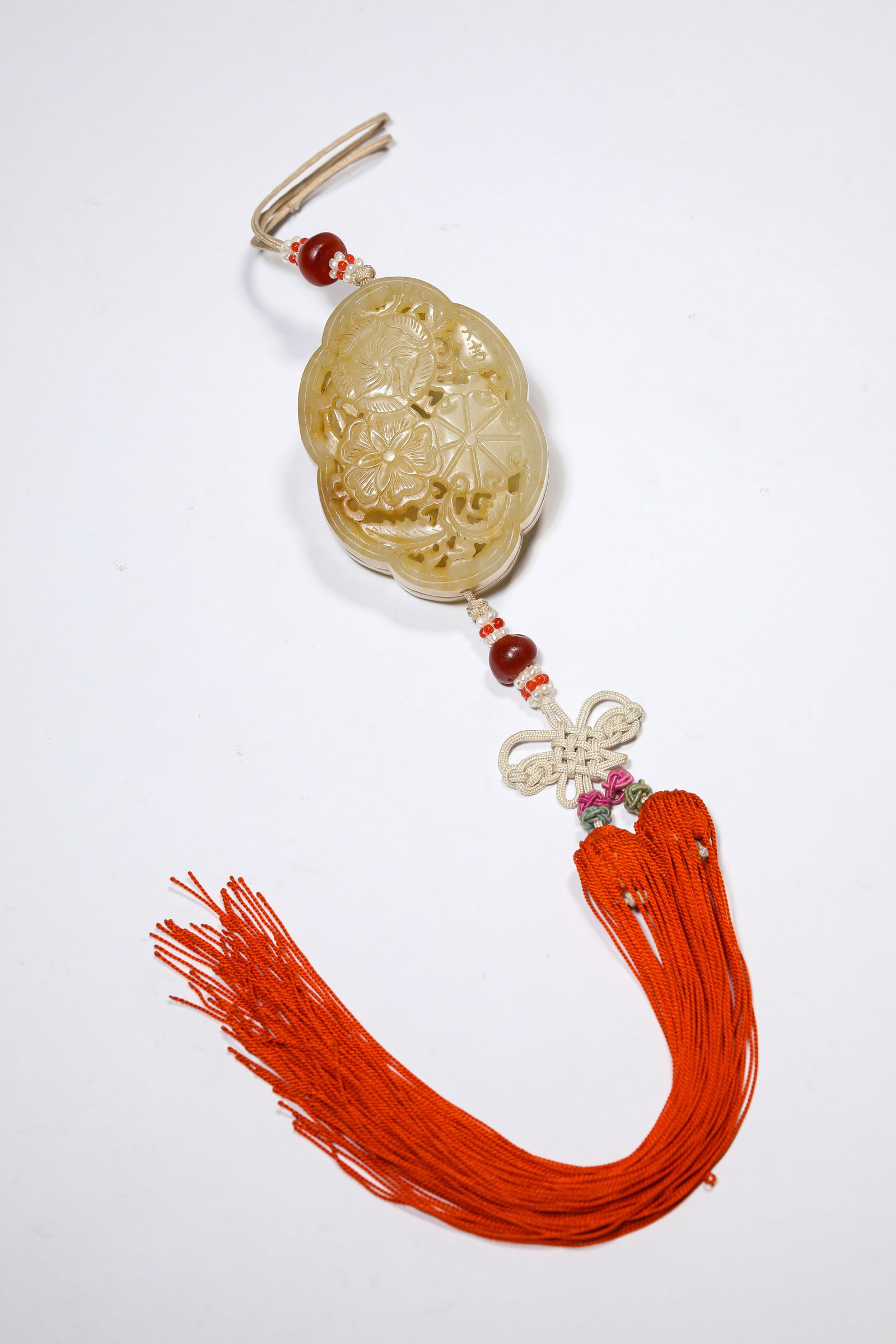 A JADE ‘OPENWORK FLORAL’ SACHET - 2