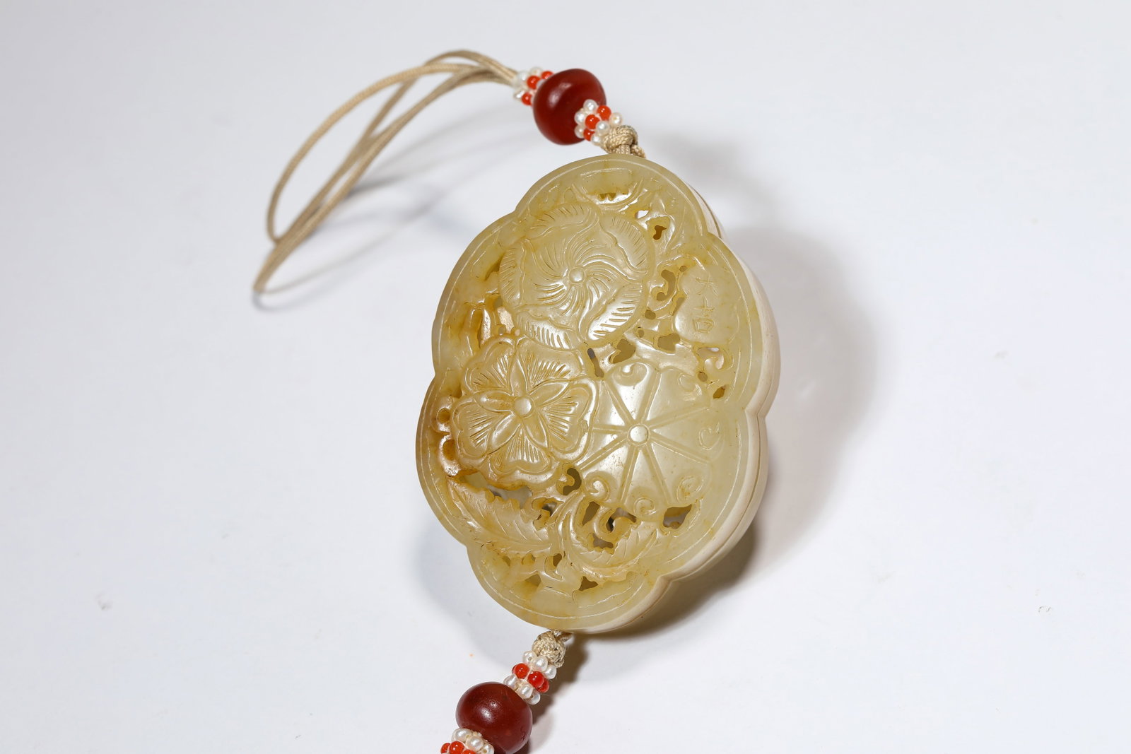 A JADE ‘OPENWORK FLORAL’ SACHET - 3