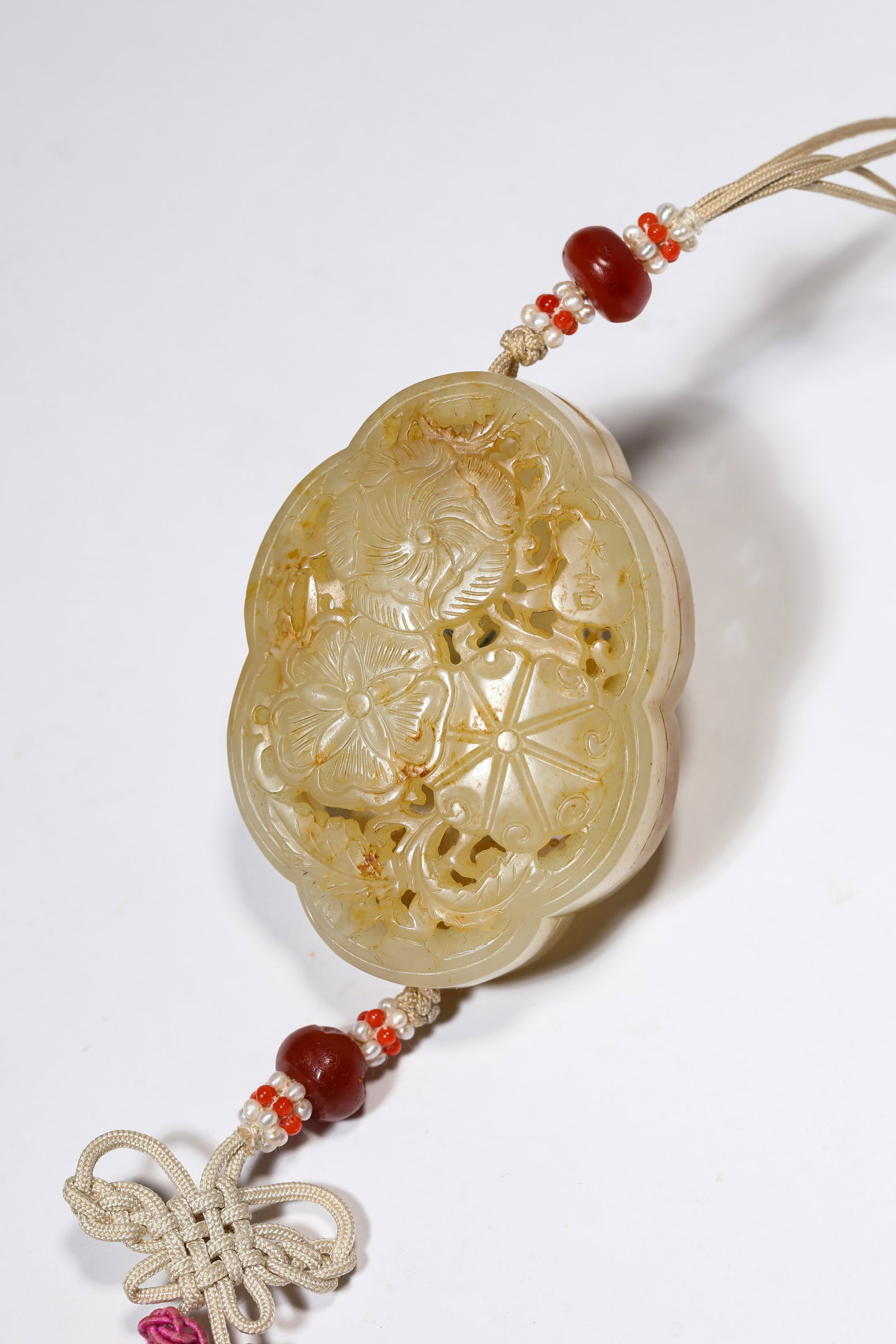 A JADE ‘OPENWORK FLORAL’ SACHET - 4