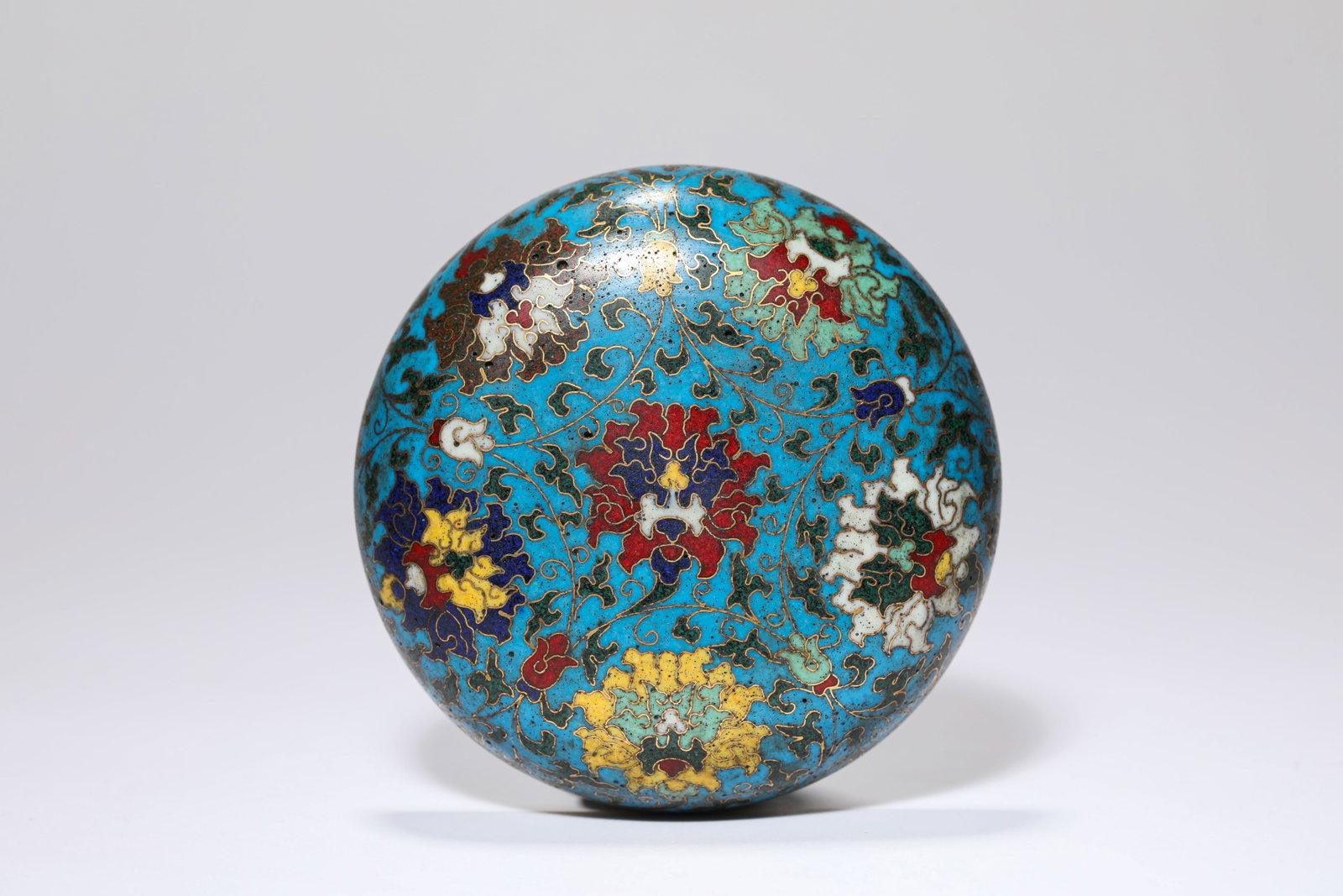 A CLOISONNé ENAMEL ‘INTERLOCKING LOTUS’ COVERED BOX - 2