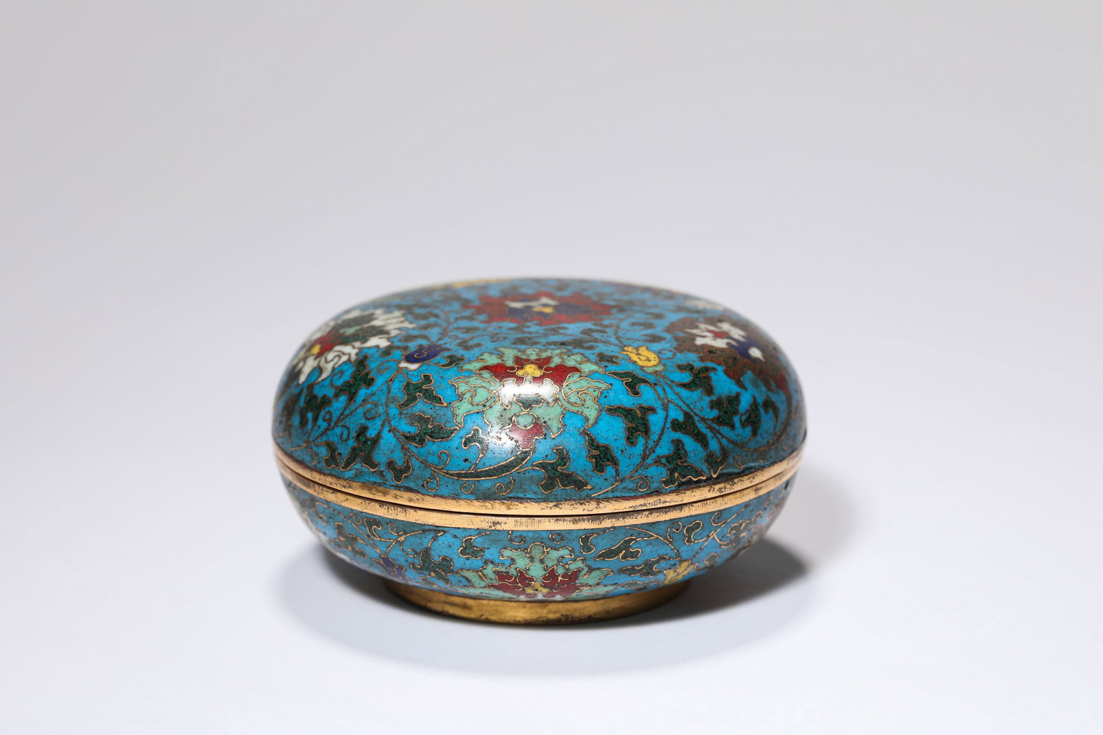 A CLOISONNé ENAMEL ‘INTERLOCKING LOTUS’ COVERED BOX - 4