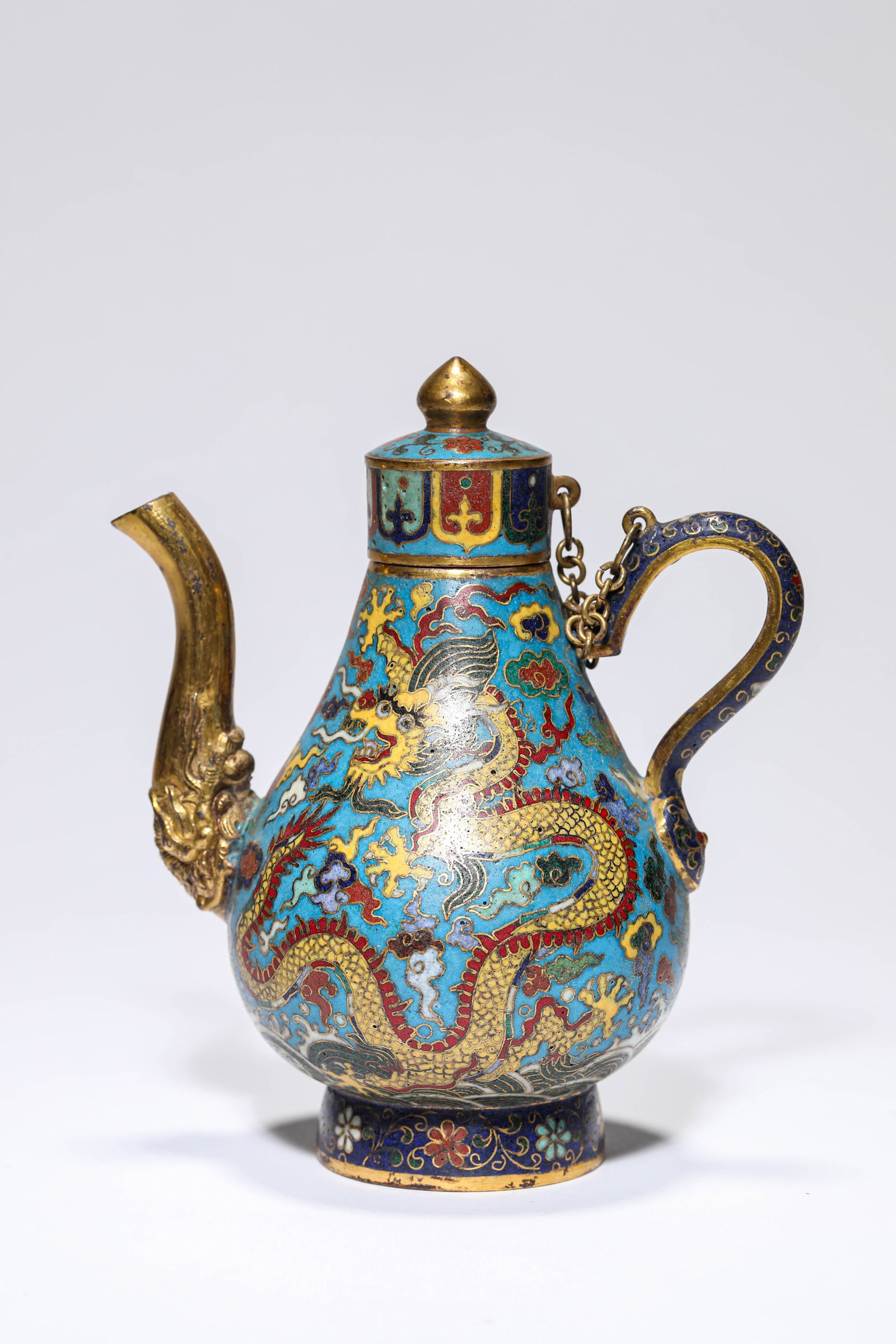 A CLOISONNé ENAMEL ‘TWO DRAGONS CHASING A PEARL’ EWER: A CLOISONNé ENAMEL ‘TWO DRAGONS CHASING A PEARL’ EWER Description: Dimensions: Weight: 423 g. Length: 11.8 cm x Width: 7.9 cm x Height: 13.9 cm. All measurements are approximate.