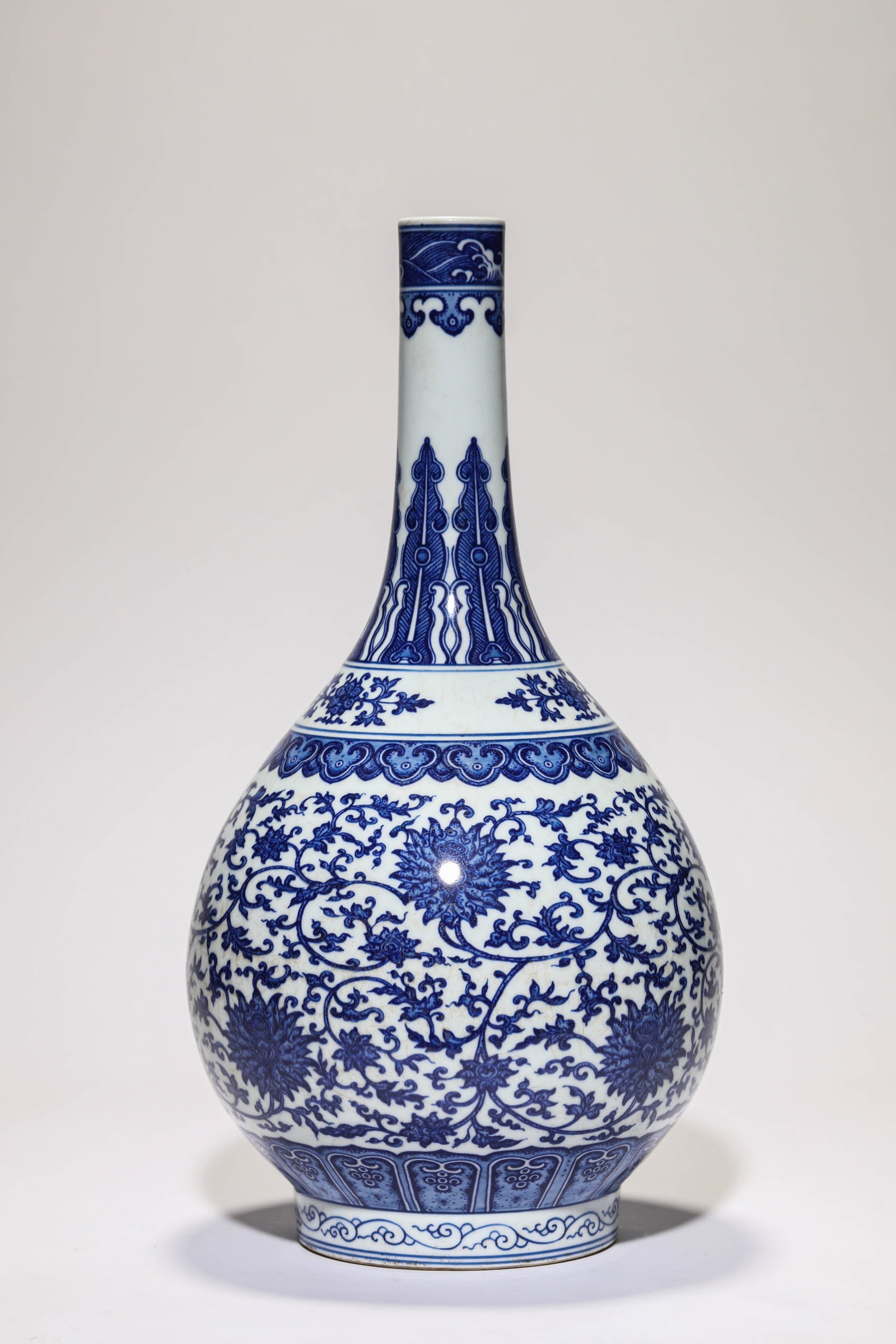 A BLUE AND WHITE ‘INTERLOCKING LOTUS’ VASE - 2