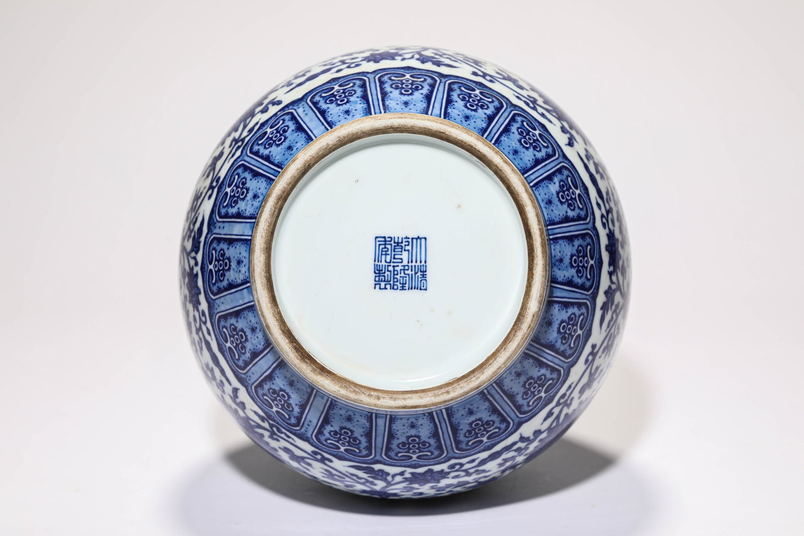 A BLUE AND WHITE ‘INTERLOCKING LOTUS’ VASE - 3