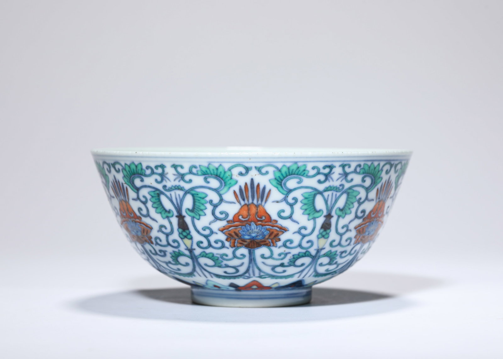 A DOUCAI ‘FLORAL’ BOWL: A DOUCAI ‘FLORAL’ BOWL Description: Dimensions: Width: 14.9 cm x Height: 7 cm. All measurements are approximate.