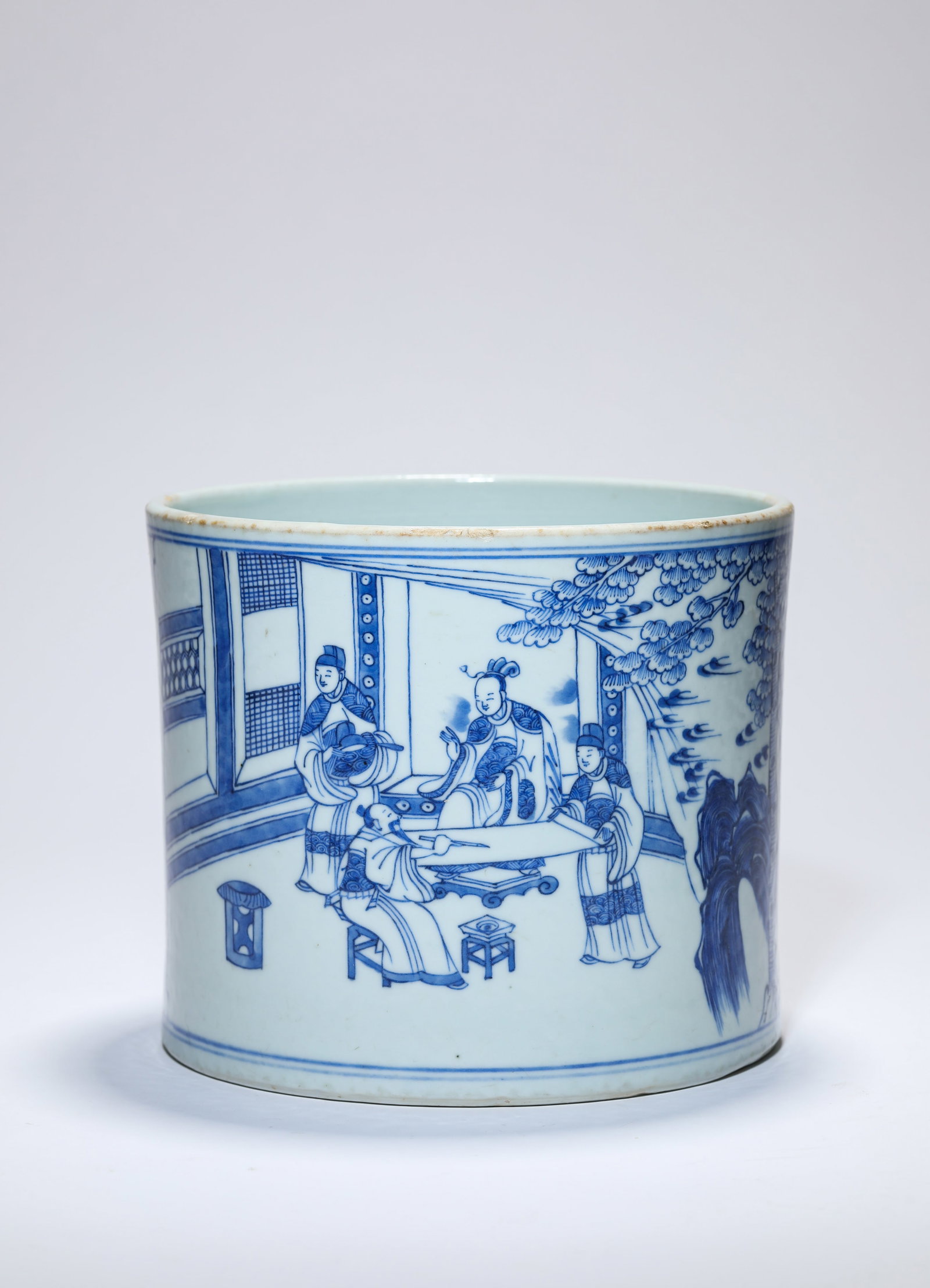 A BLUE AND WHITE ‘NARRATIVE SCENE’ BRUSH POT: A BLUE AND WHITE ‘NARRATIVE SCENE’ BRUSH POT Description: Dimensions: Width: 19.3 cm x Height: 16.4 cm. All measurements are approximate.