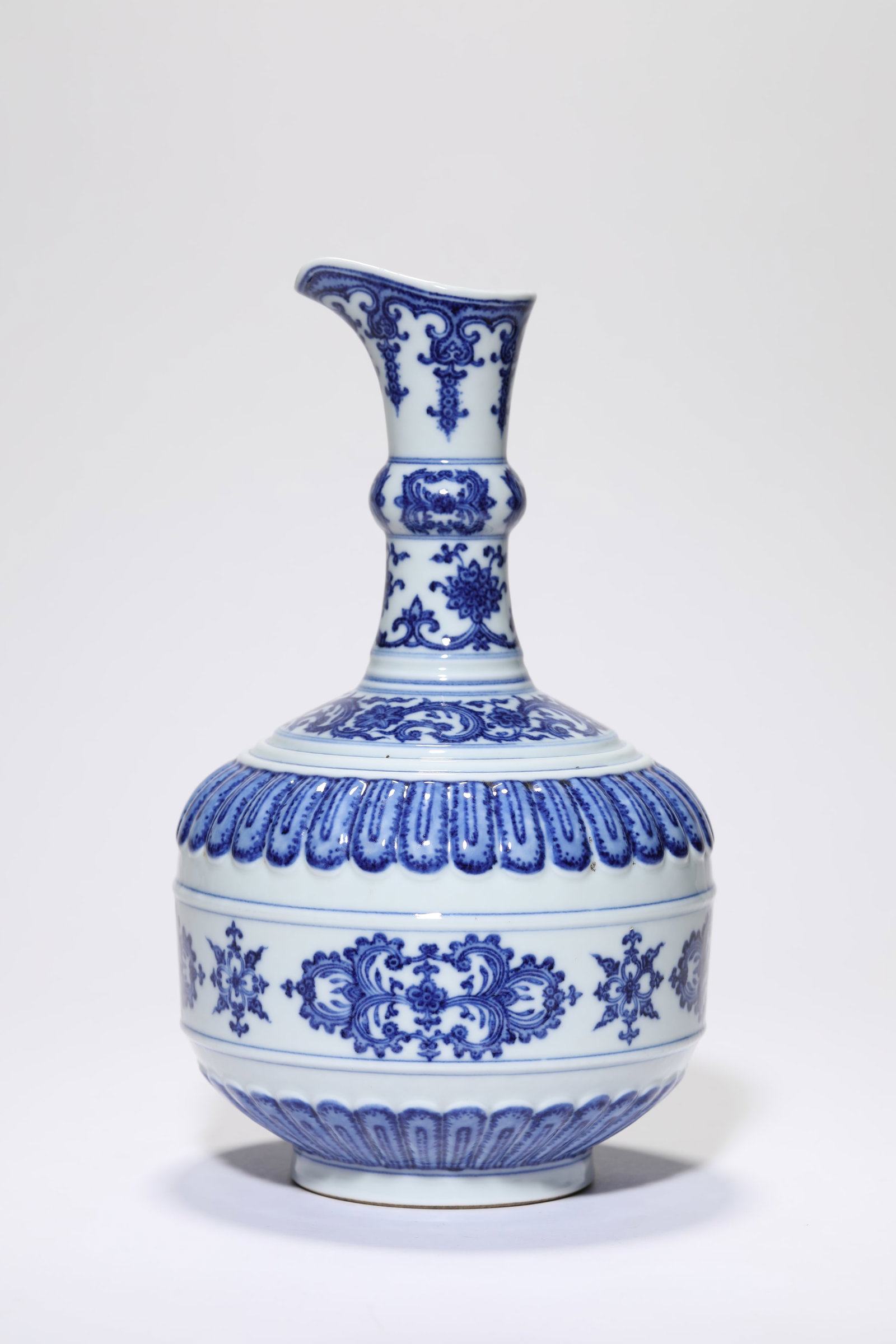 A BLUE AND WHITE ‘FLORAL’ SPRINKLER: A BLUE AND WHITE ‘FLORAL’ SPRINKLER Description: Dimensions: Width: 15.3 cm x Height: 25.5 cm. All measurements are approximate.