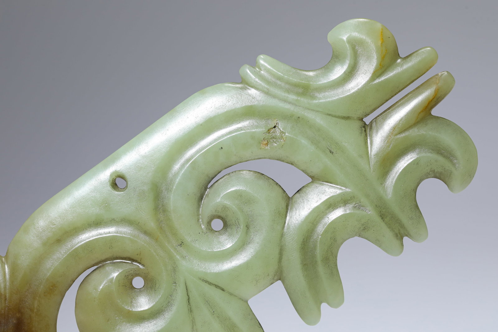 A JADE ‘CLOUD AND HOOK’ PENDANT - 4